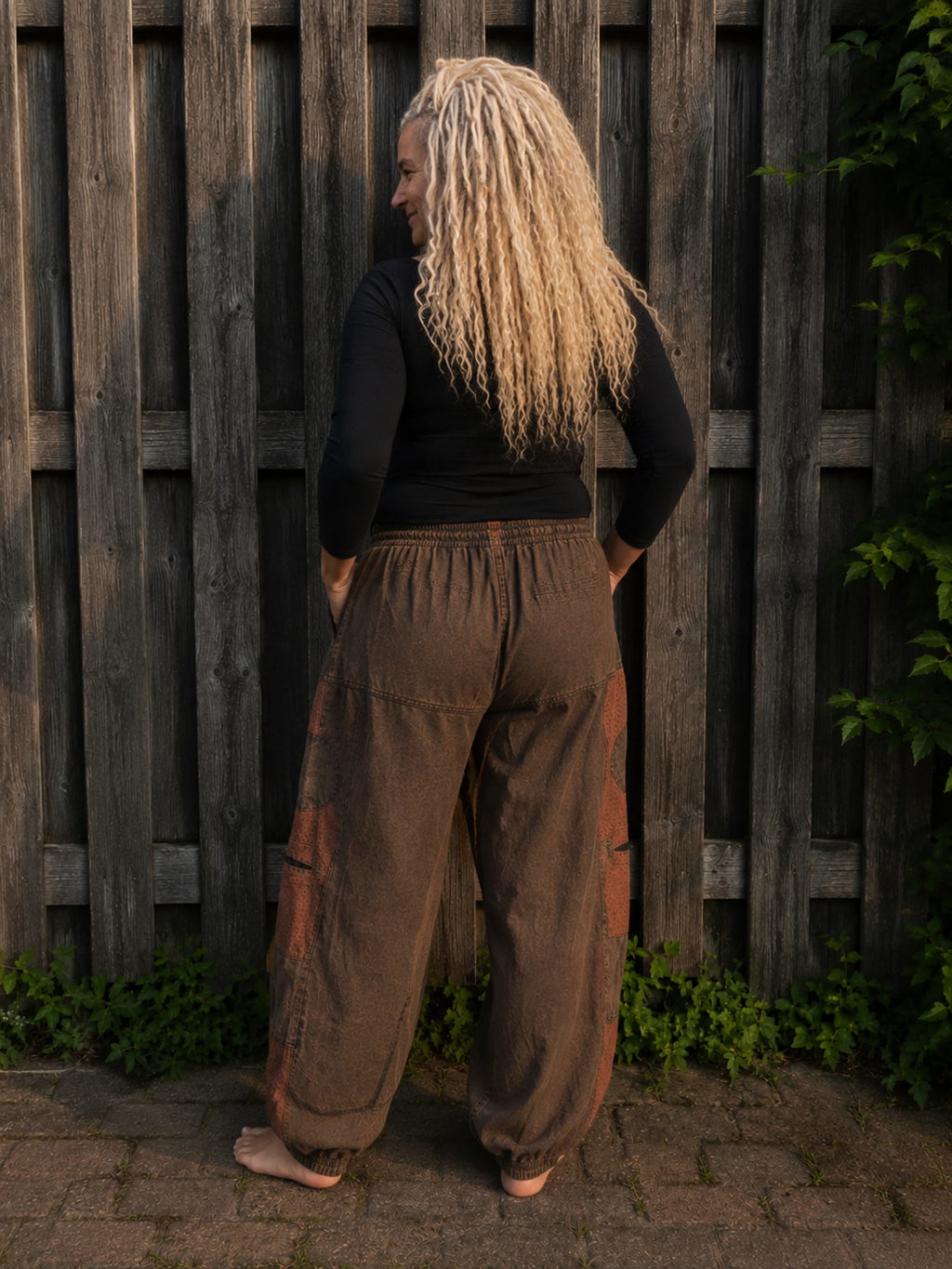 Boho baggy broek achterkant met elastische tailleband en comfortabele pasvorm – Old New Atelier