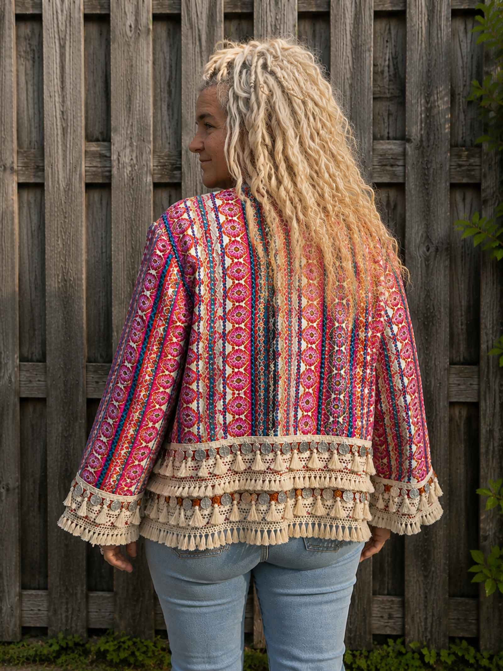 Achterkant van One of a Kind boho jasje met kleurrijke geweven stof, franjes en muntjes – handgemaakt door Old New Atelier