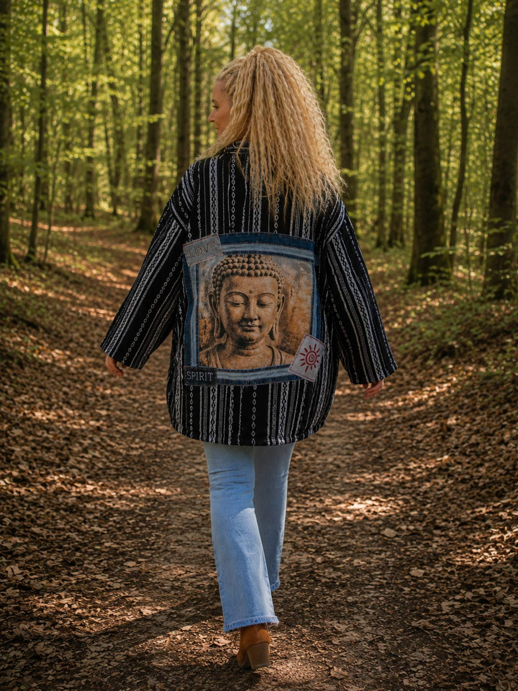 Handgemaakt boho capuchonvest met Buddha rugkunstwerk gedragen tijdens een wandeling in het bos – Old New Atelier.