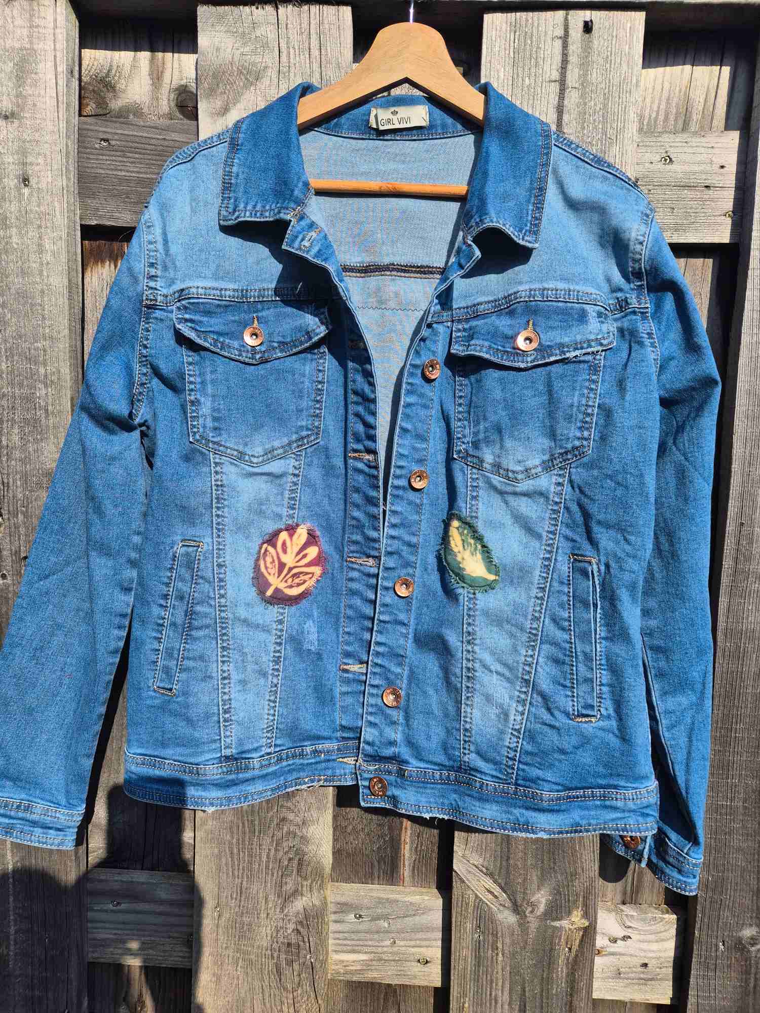 Handgemaakte Denim Jas met Quote – Boho Upcycled Statement Piece