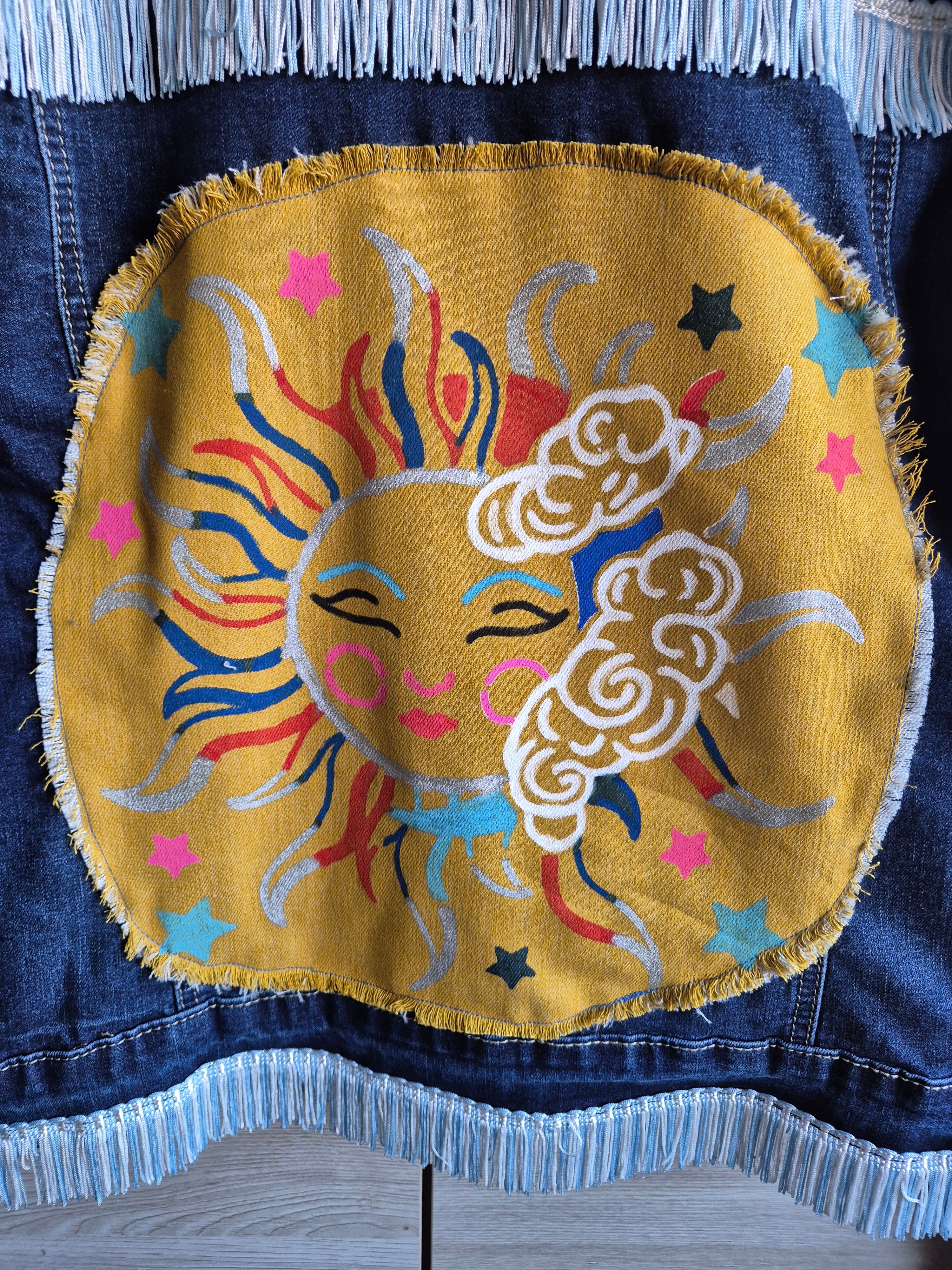 detail zon patch applicatie op upcycled denim jasje boho stijl handgemaakt upcycled denim jasje met zon patch Old New Atelier