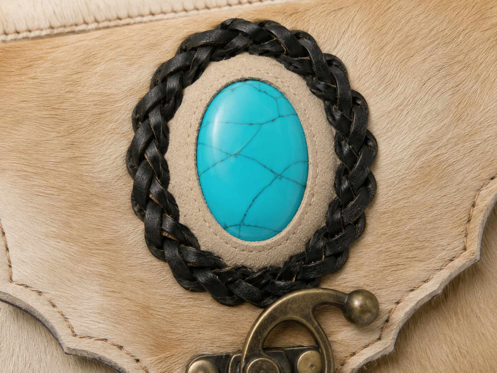 Detail van turquoise steen op handgemaakt leren boho heuptasje