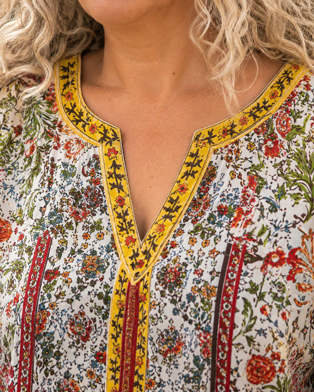 Detail van geborduurde halslijn van boho bloemenblouse