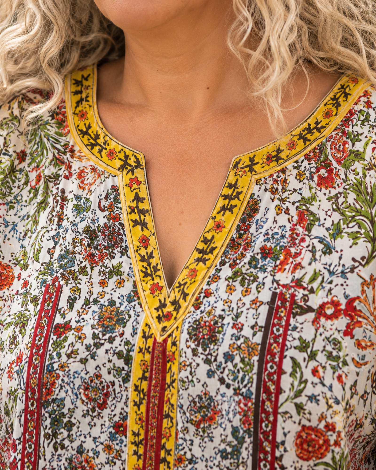 Detail van geborduurde halslijn van boho bloemenblouse