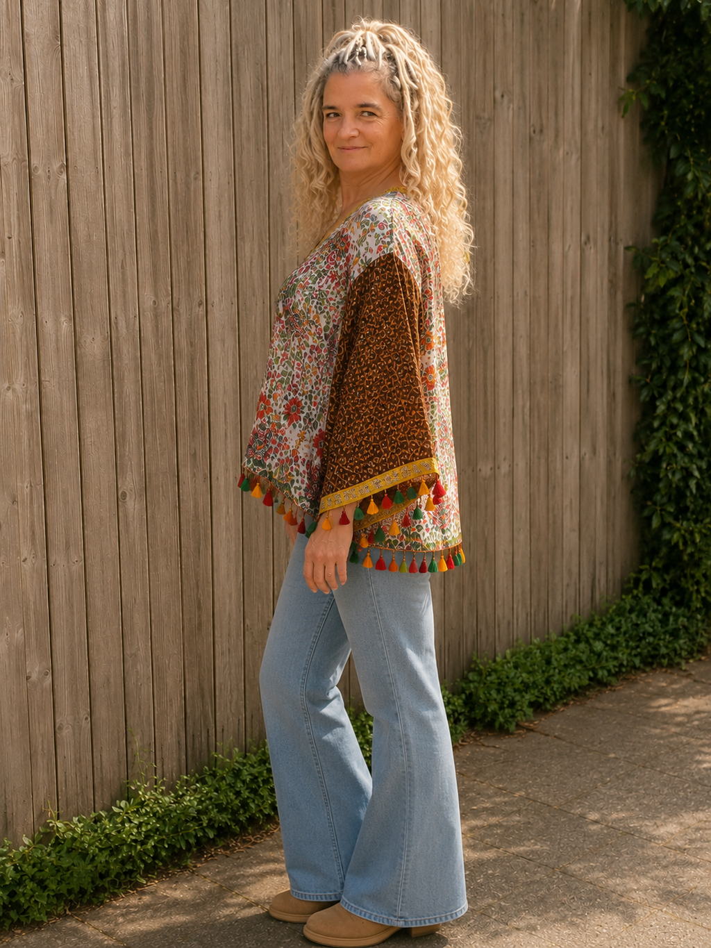Boho blouse van opzij met soepel vallende mouwen en kwastjes