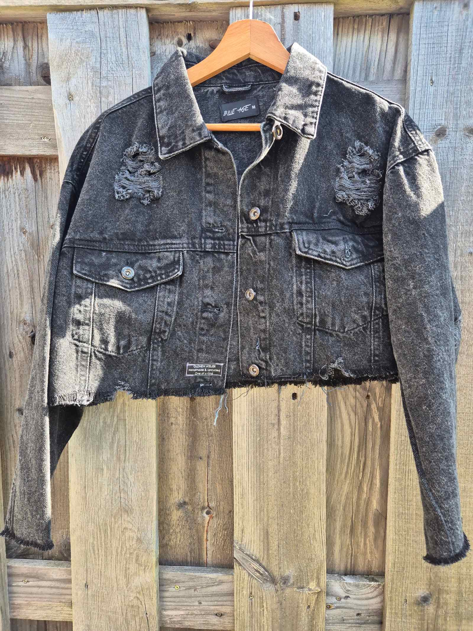 Boho festival stijl jasje van upcycled denim uniek en duurzaam handgemaakt kledingstuk