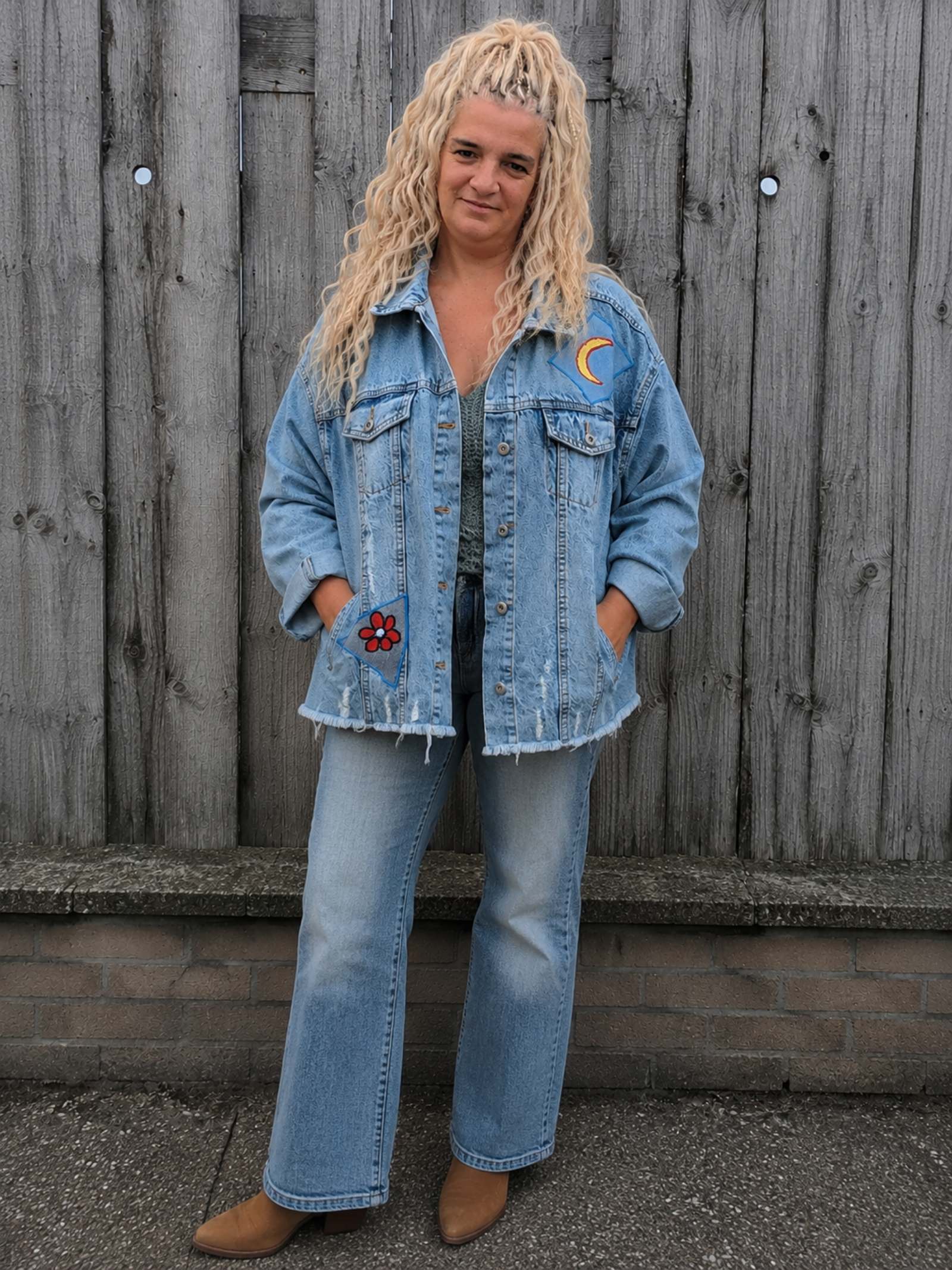Vrouwelijk model draagt oversized Moon Soul upcycled spijkerjasje met maan- en bloemenpatches van Old New Atelier.
