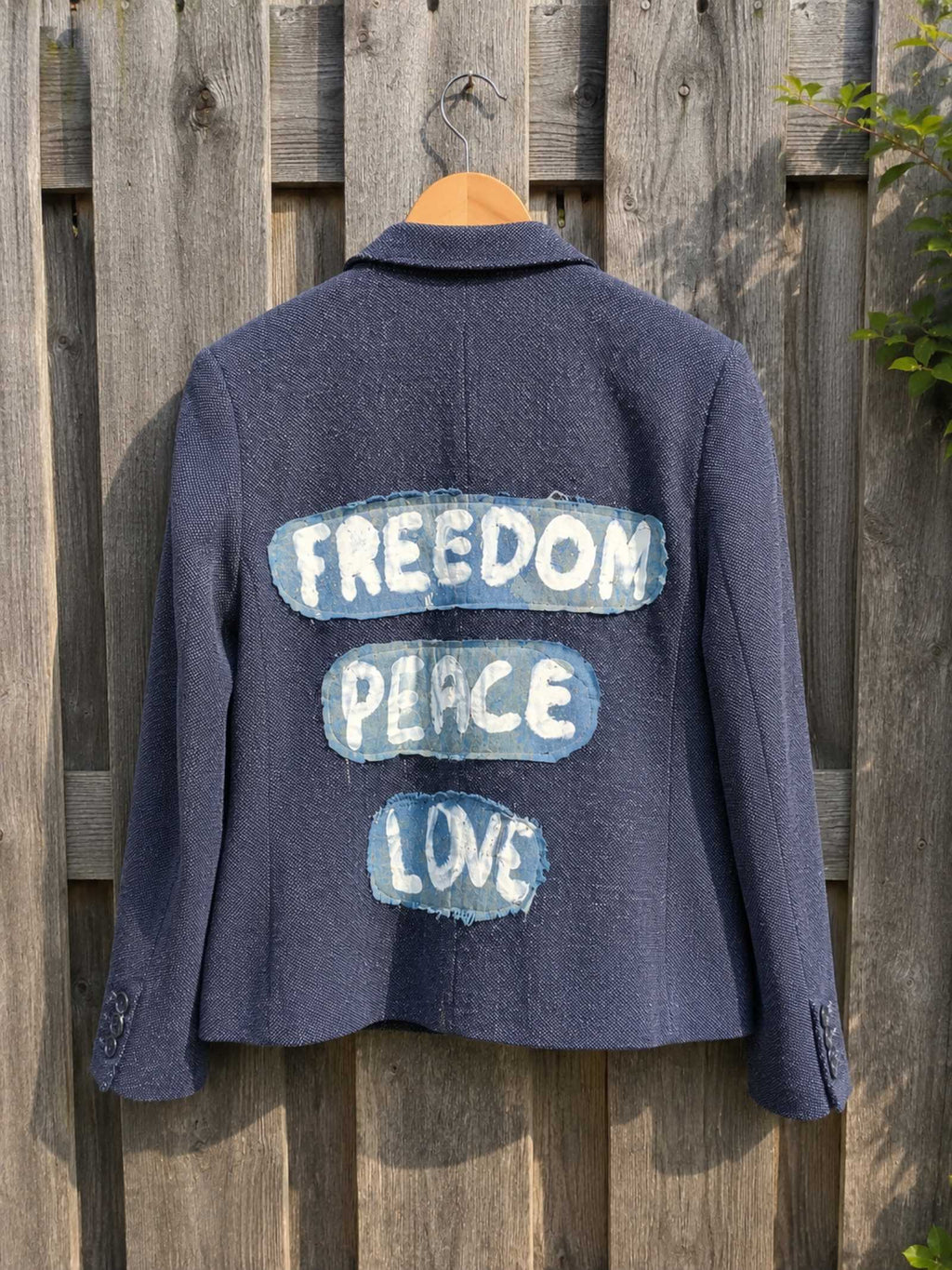 Achterkant van One of a Kind Power Rebel blazer met Freedom Peace Love artwork - Old New Atelier