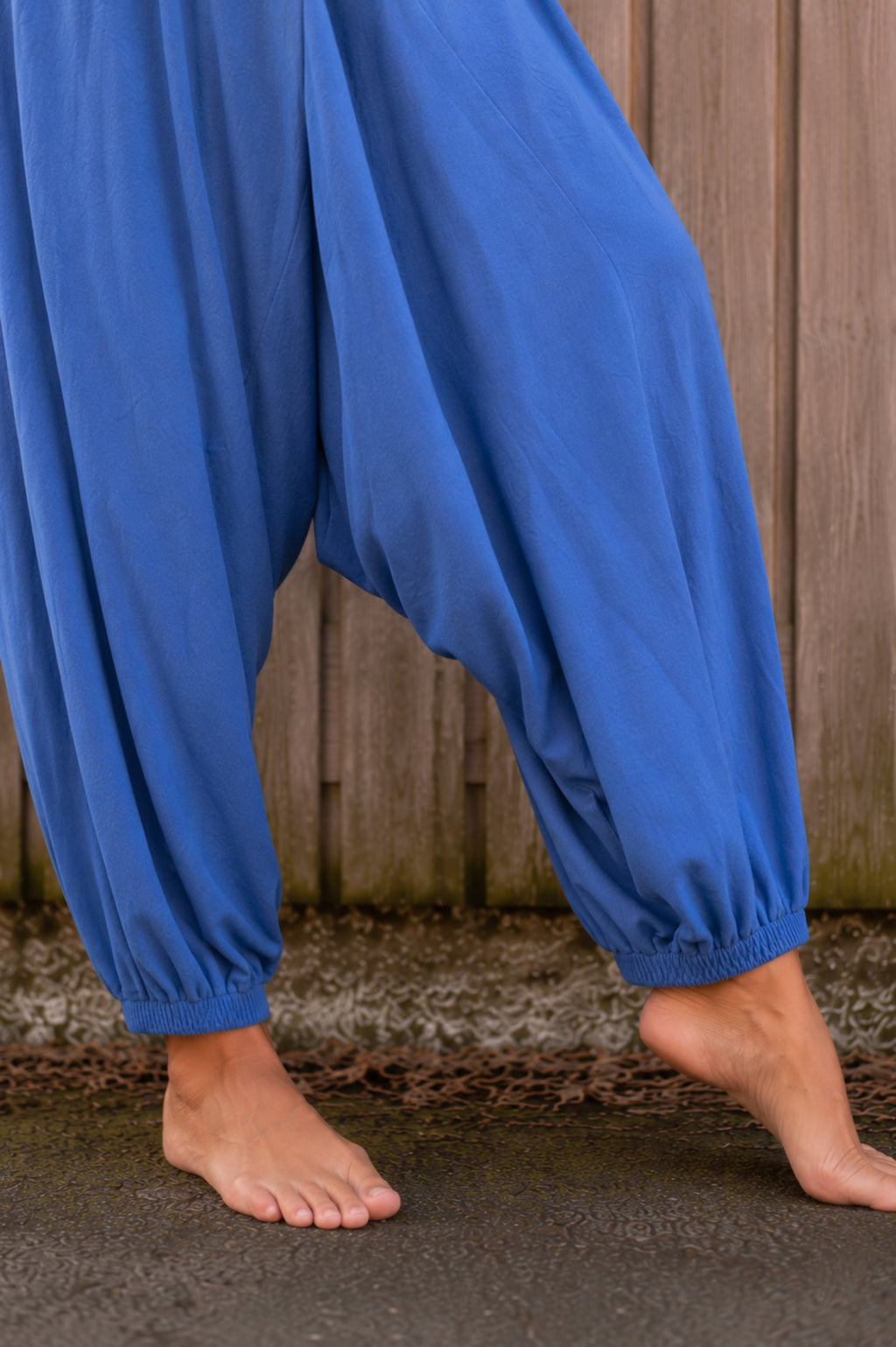 Detail van elastische broekspijp van blauwe boho harem tuinbroek – Old New Atelier