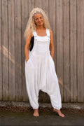 One size boho tuinbroek wit gedragen door model – Old New Atelier