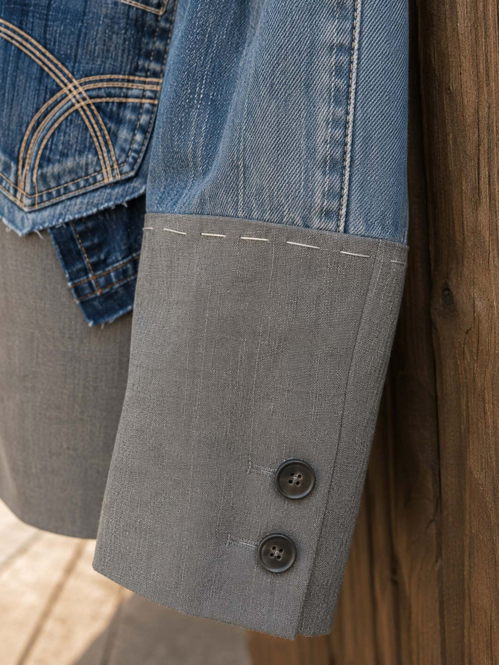 Detail van denim manchet met grijze omslag en knoopjes