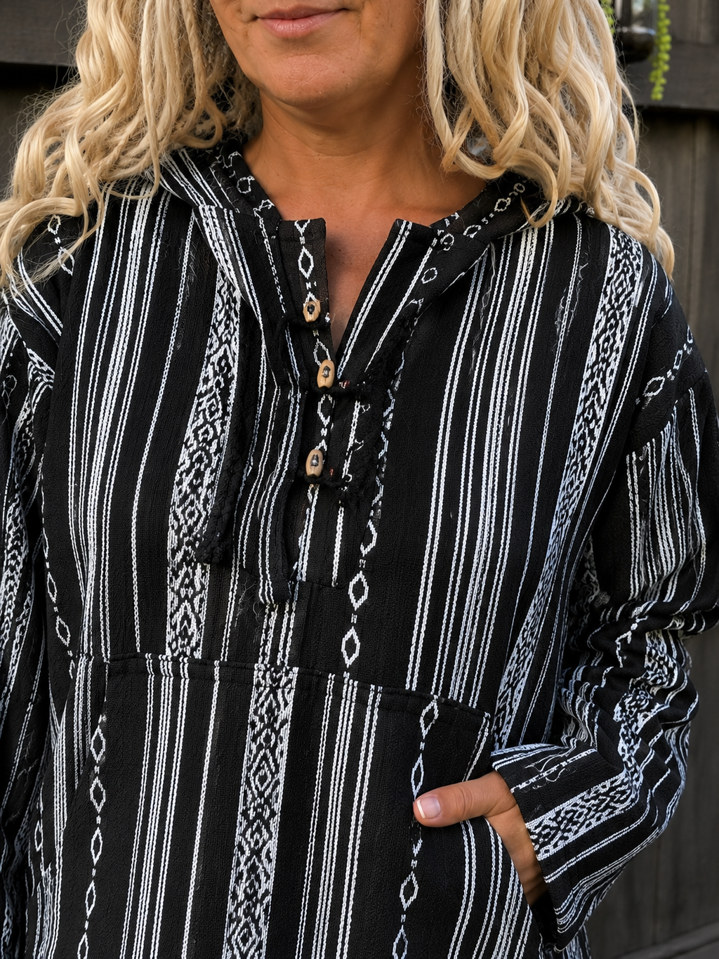 Detail zwart witte boho hoodie met geweven patroon en halsluiting