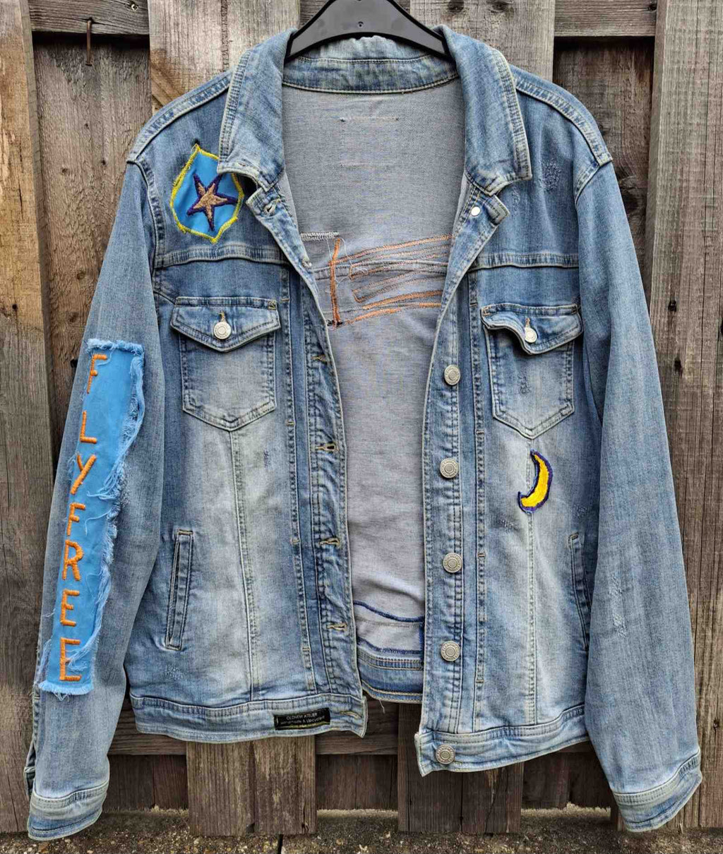 Handgemaakt upcycled denim jacket voorkant met patches