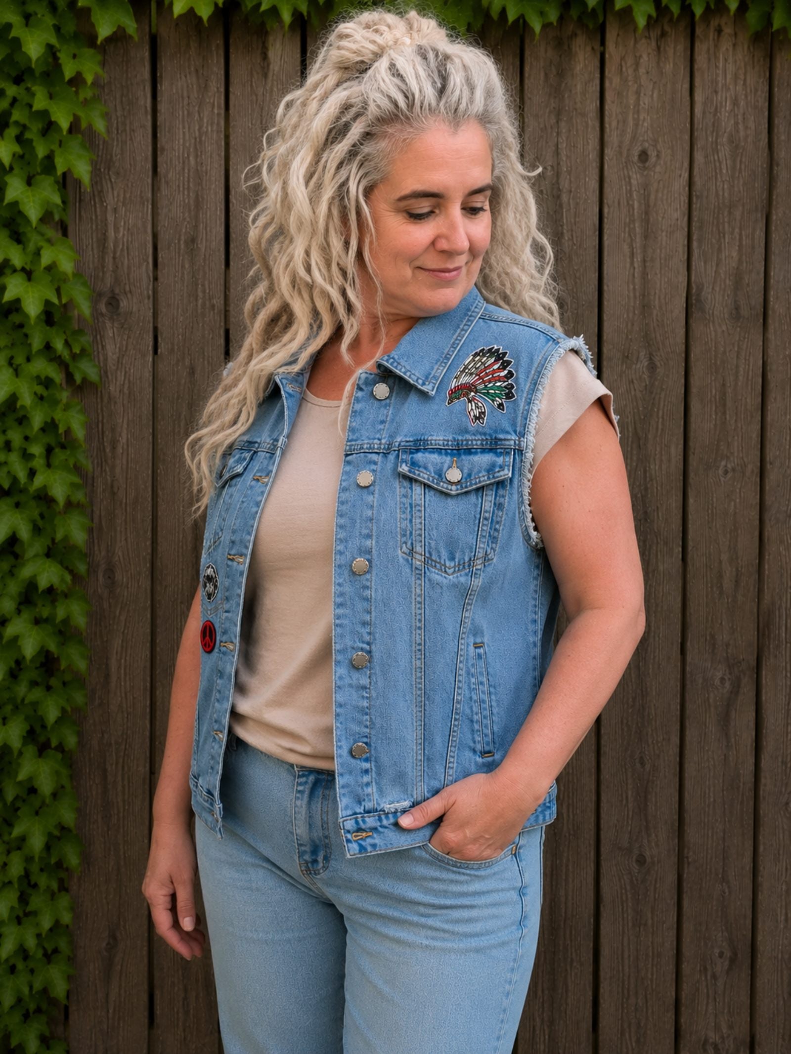 Upcycled denim hesje gedragen in 3/4 vooraanzicht met open pasvorm
