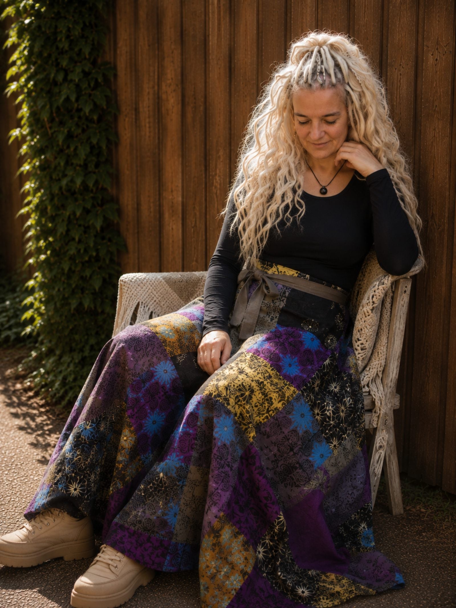 Boho patchwork wrap rok paars in zittende sfeerfoto met natuurlijke uitstraling