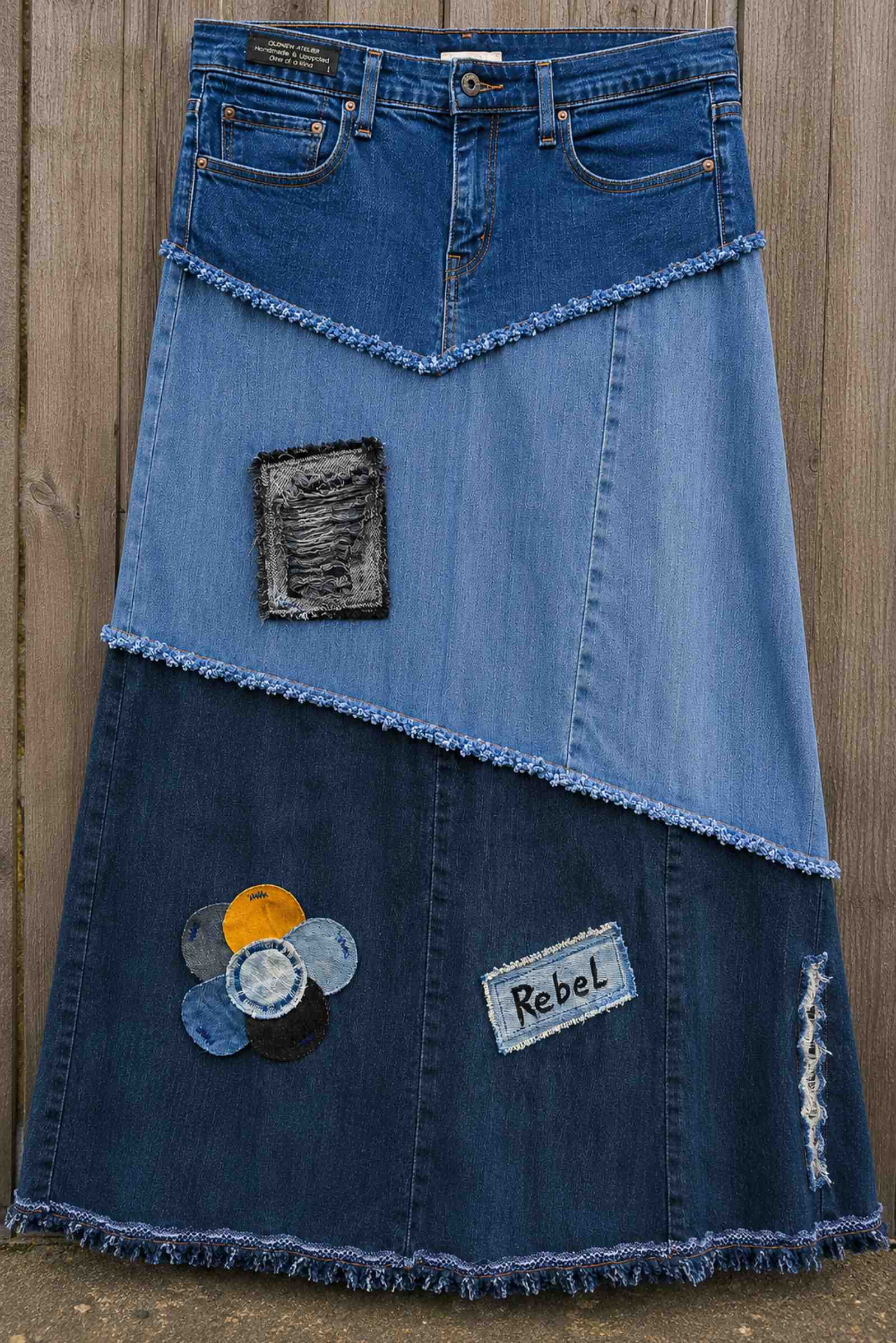 Upcycled denim rok met patchwork details, Rebel patch en handgemaakte bloem – one of a kind door Old New Atelier