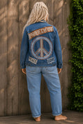 Freedom denim jasje gedragen met groot peace teken en Freedom Peace Love details