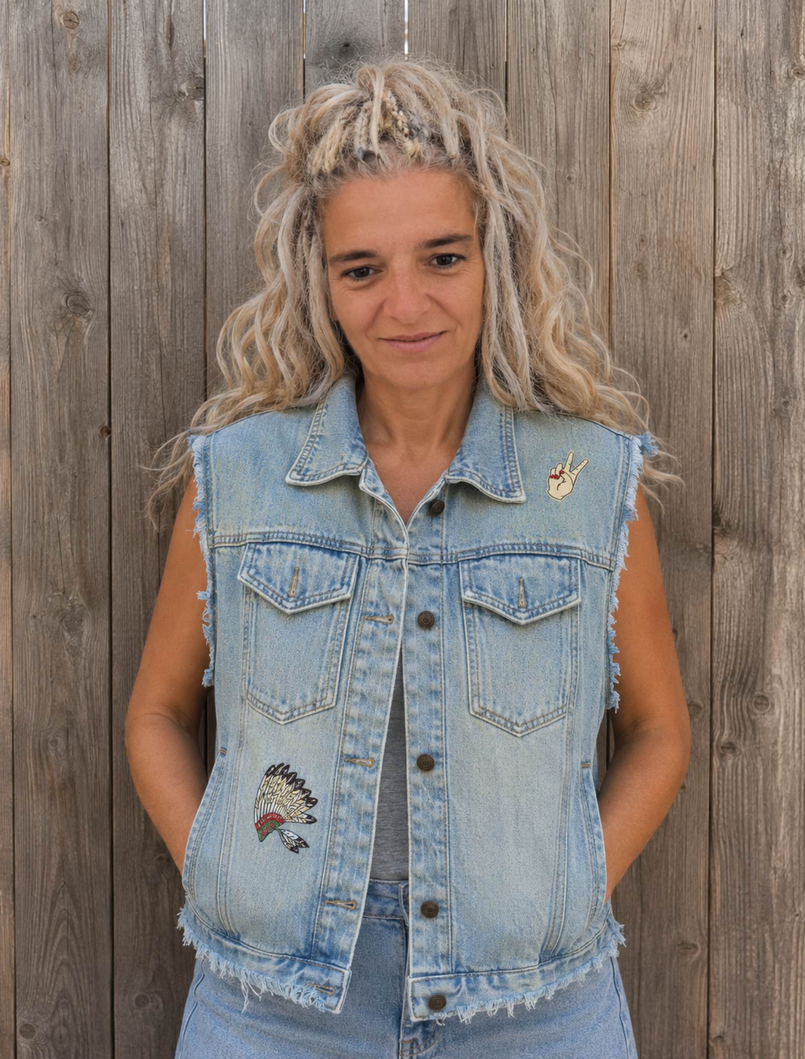 One of a Kind lichtblauw denim hesje met indianentooi patch en peace badge, handgemaakt en gedragen door model van Old New Atelier.