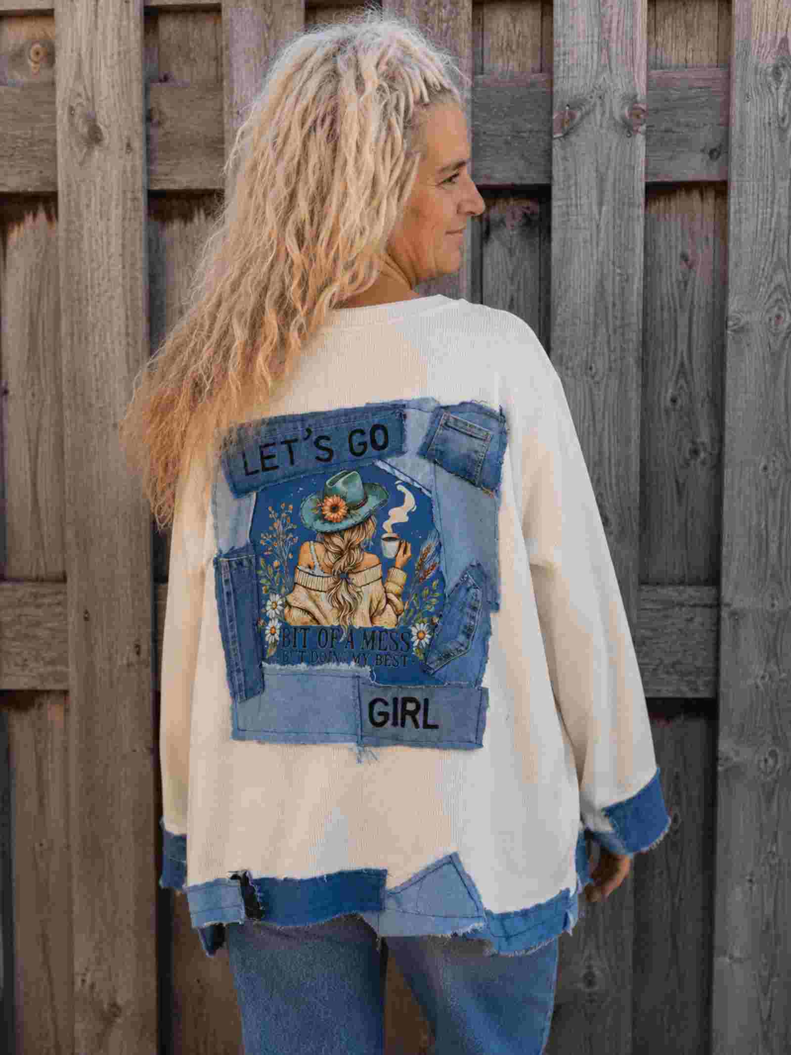 Handgemaakte Let's Go Girl top van Old New Atelier met denim applicaties en illustratie op de rug, gedragen door model.