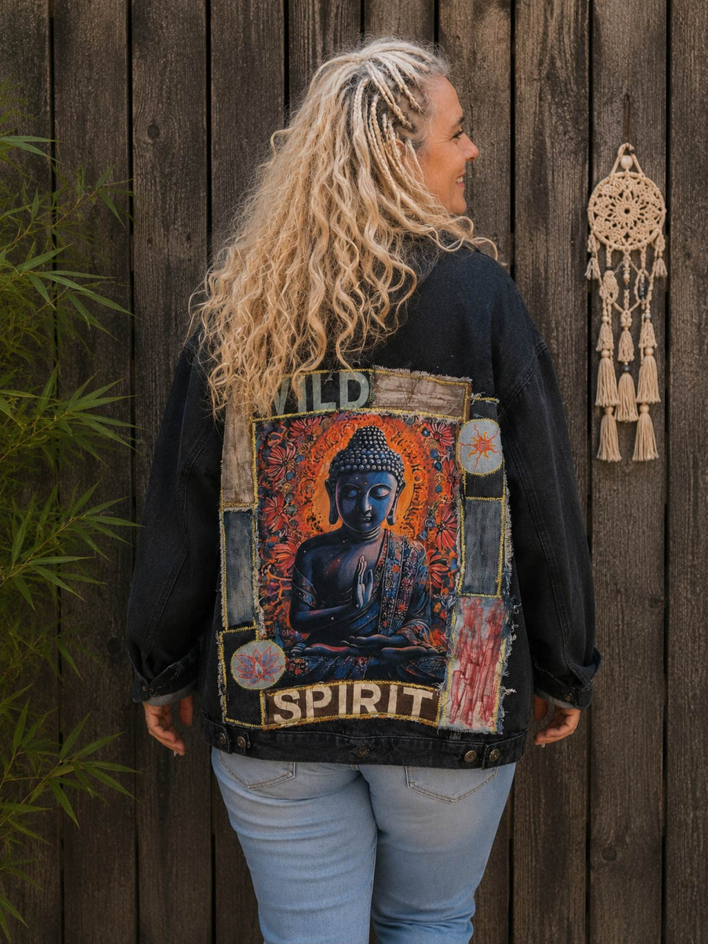 Vrouwelijk model draagt een handgemaakt zwart denim jasje met groot Buddha Wild Spirit kunstwerk op de rug van Old New Atelier.