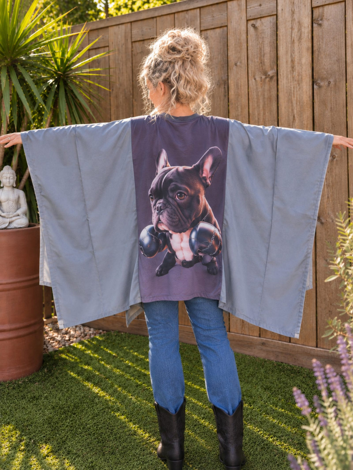 Achterkant upcycled Bulldog top met print en brede grijze zijpanelen