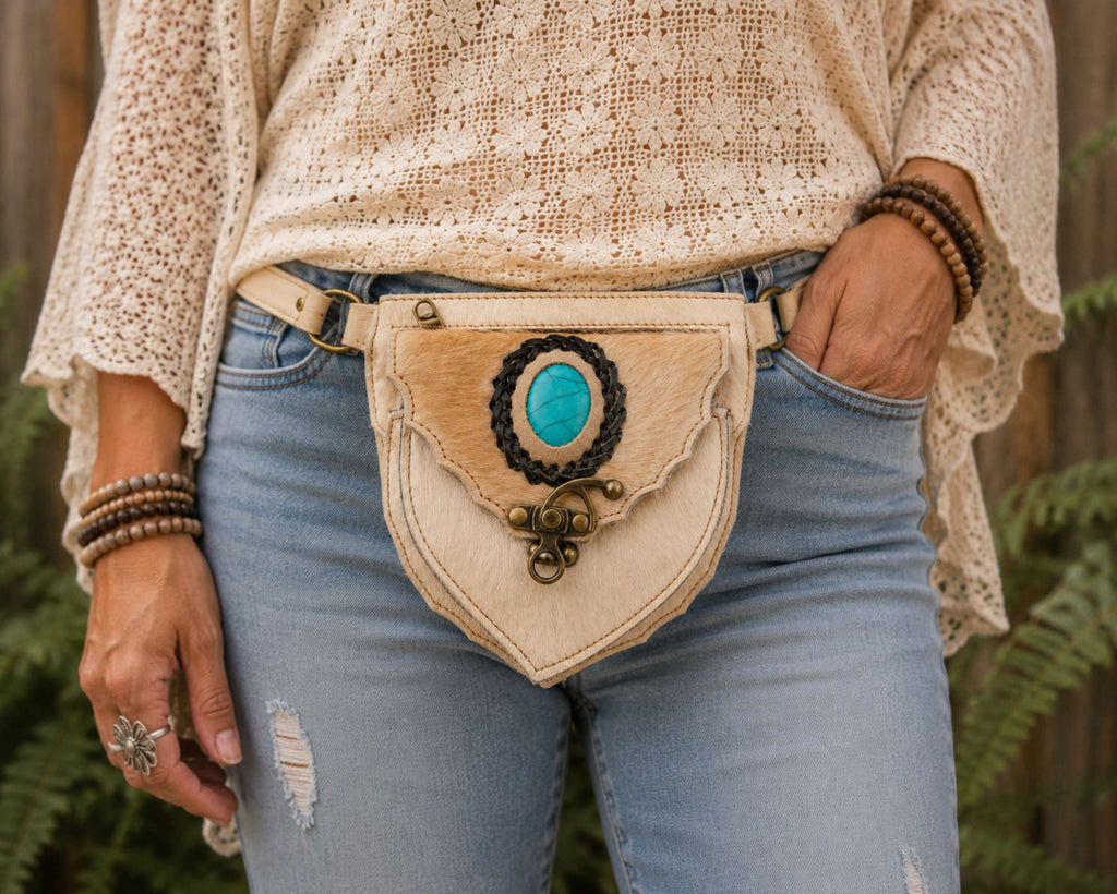 Boho heuptasje van leer en vacht gedragen als festival heuptas
