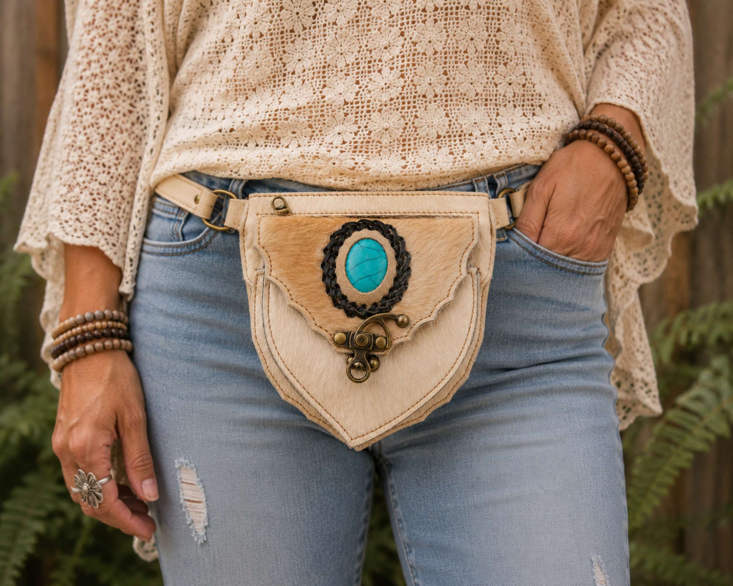 Boho heuptasje van leer en vacht gedragen als festival heuptas