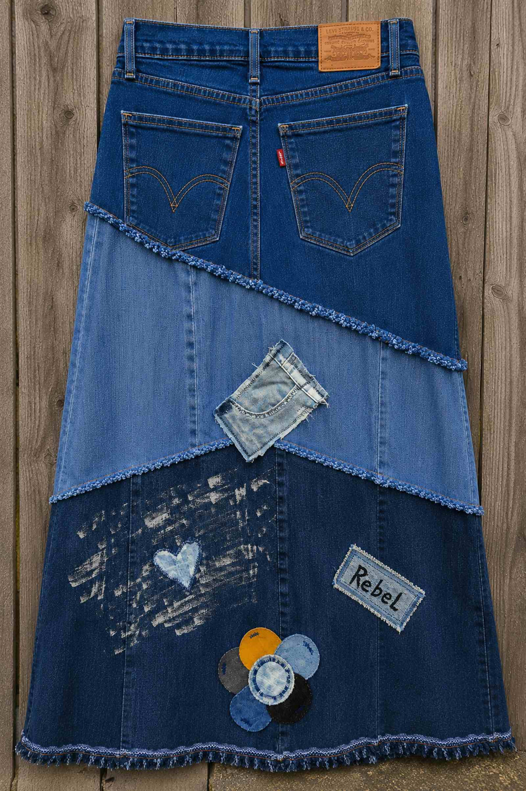 Achterkant van handgemaakte Levi's patchwork denim rok met originele achterzakken en upcycled details