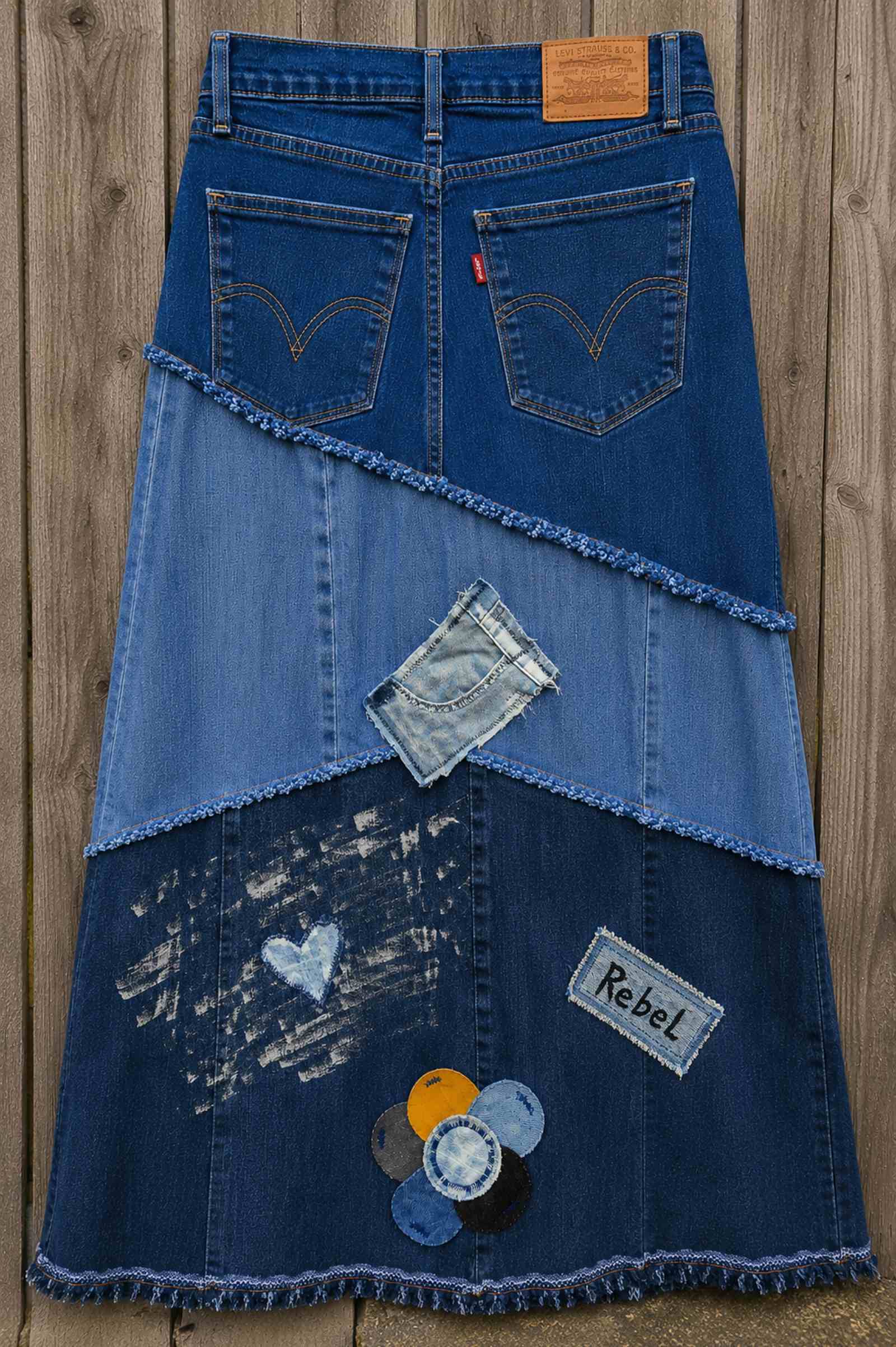 Achterkant van handgemaakte Levi's patchwork denim rok met originele achterzakken en upcycled details