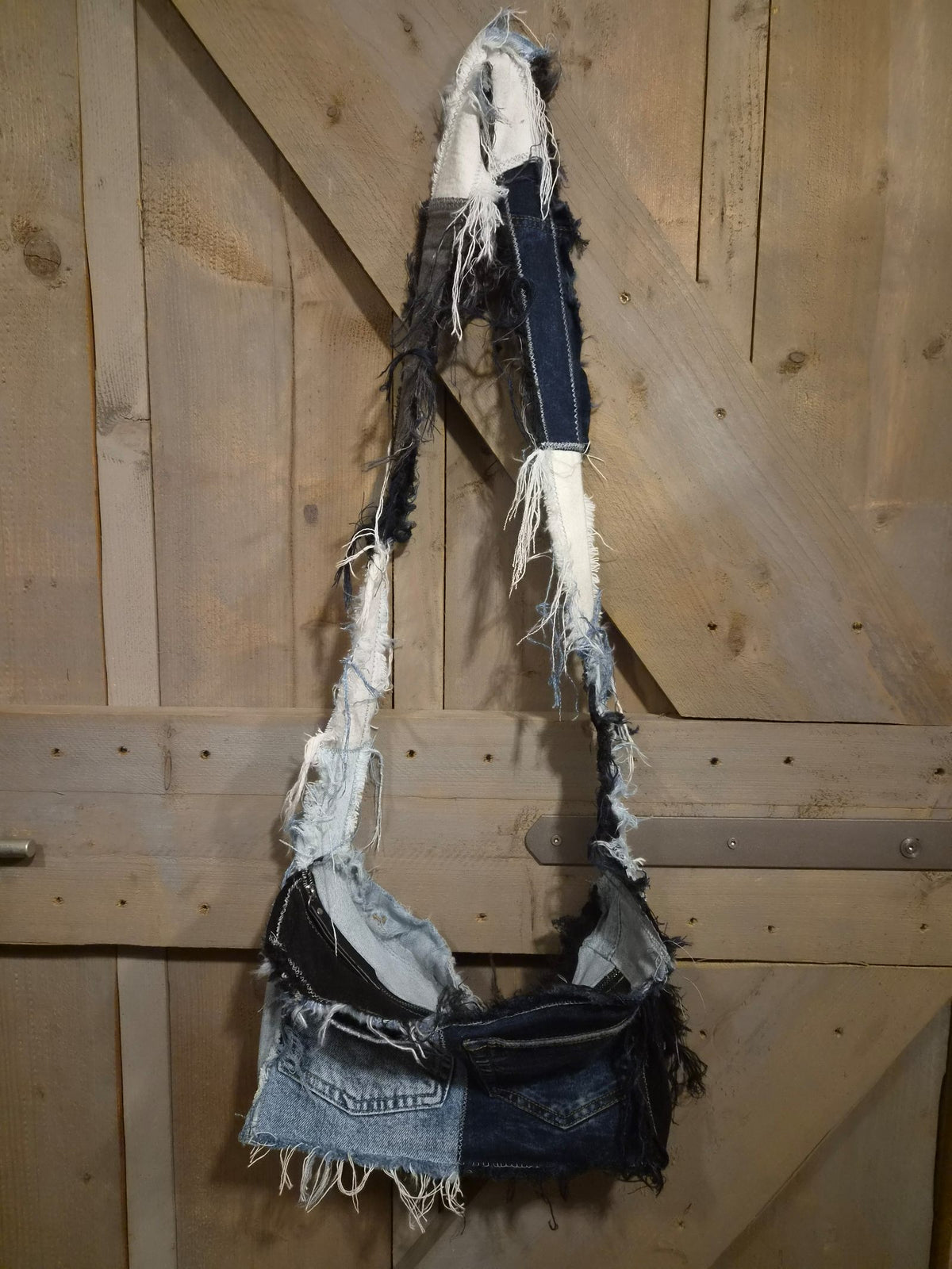 One of a Kind denim schoudertas met lange patchwork schouderband