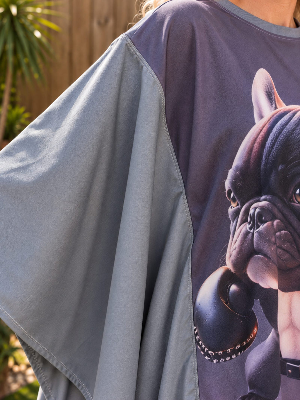 Close-up handgemaakte aansluiting van grijs zijpaneel aan graphic shirt