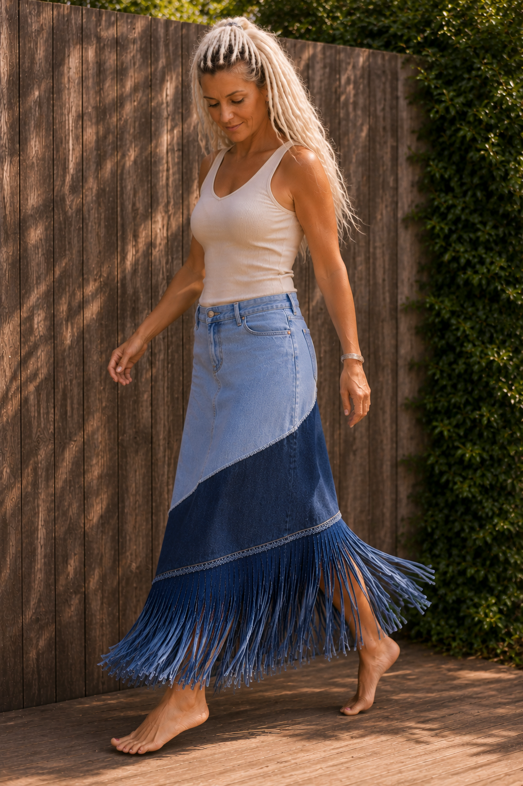 Upcycled Levi’s denim rok gedragen in beweging met lange denim franjes