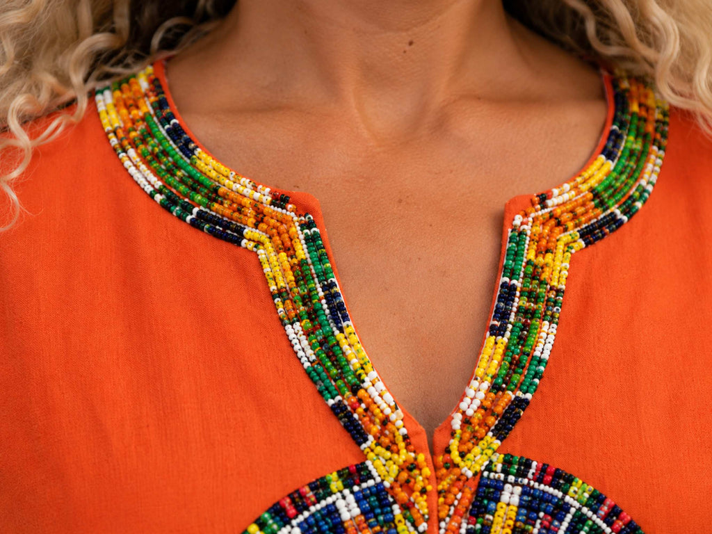Detail van de halslijn met handgemaakt kralenwerk op de boho blouse – Old New Atelier