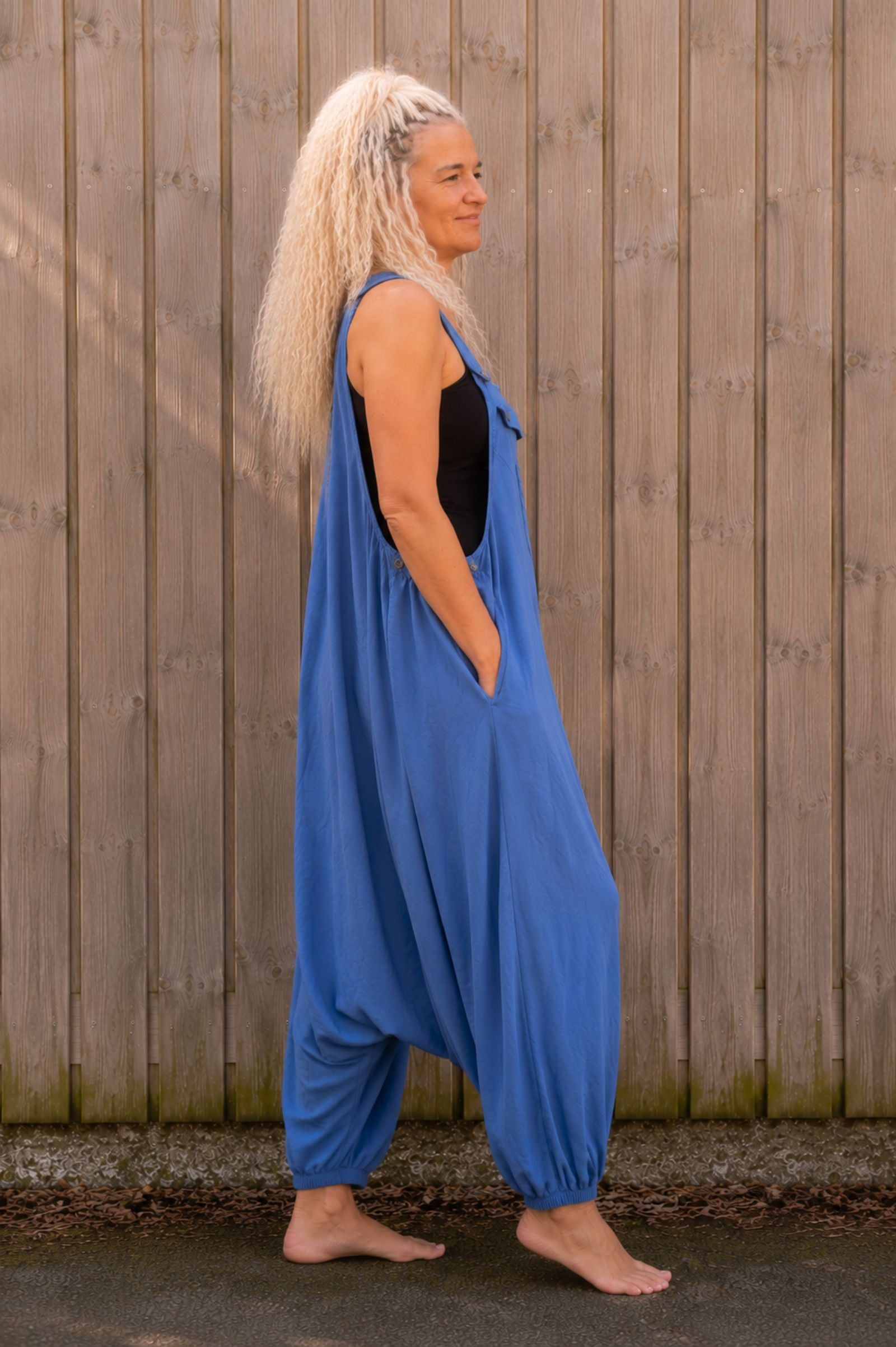 Zijaanzicht van blauwe boho tuinbroek met losse oversized pasvorm – Old New Atelier