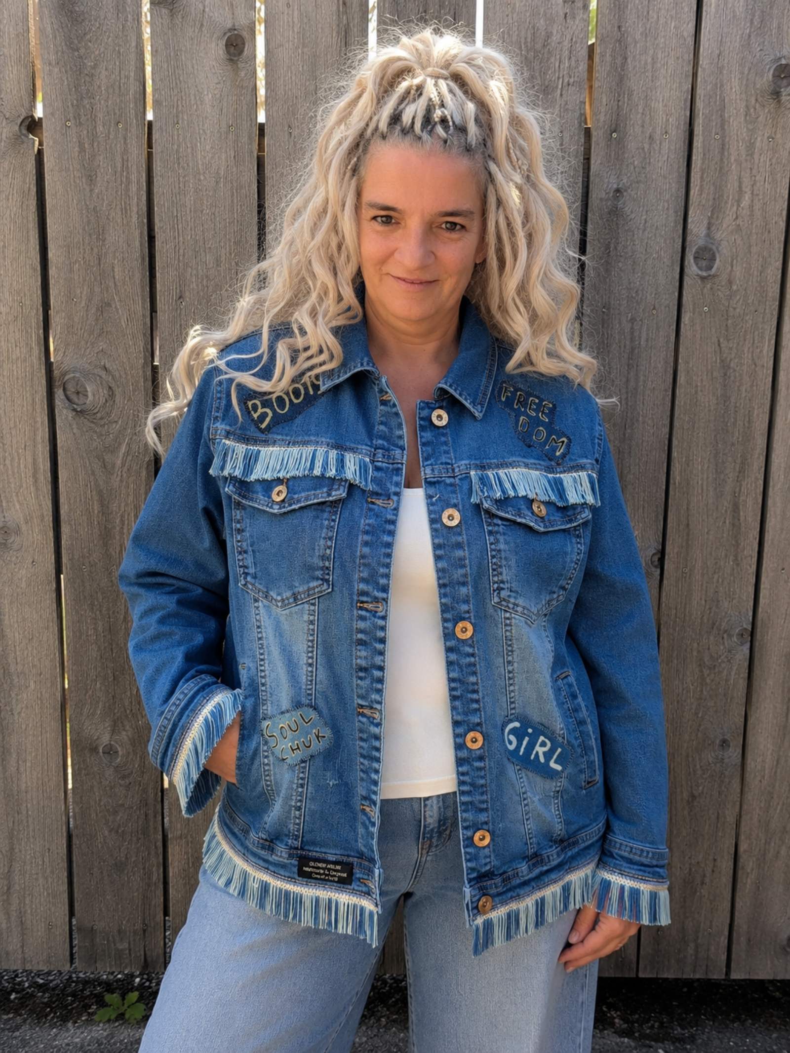 One of a Kind upcycled denim jasje met franjes en handgemaakte details gedragen door model - Old New Atelier