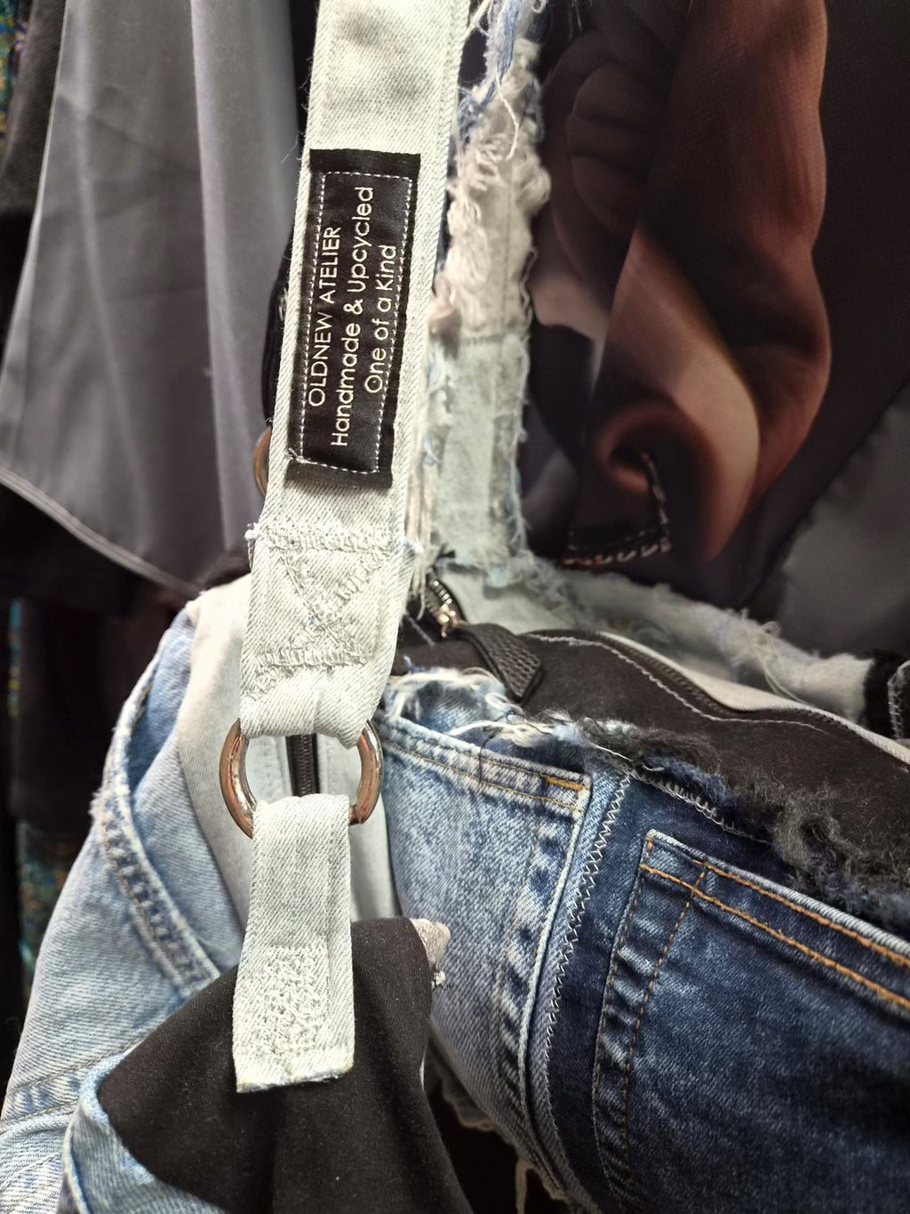Old New Atelier label en handgemaakte details van upcycled denim schoudertas