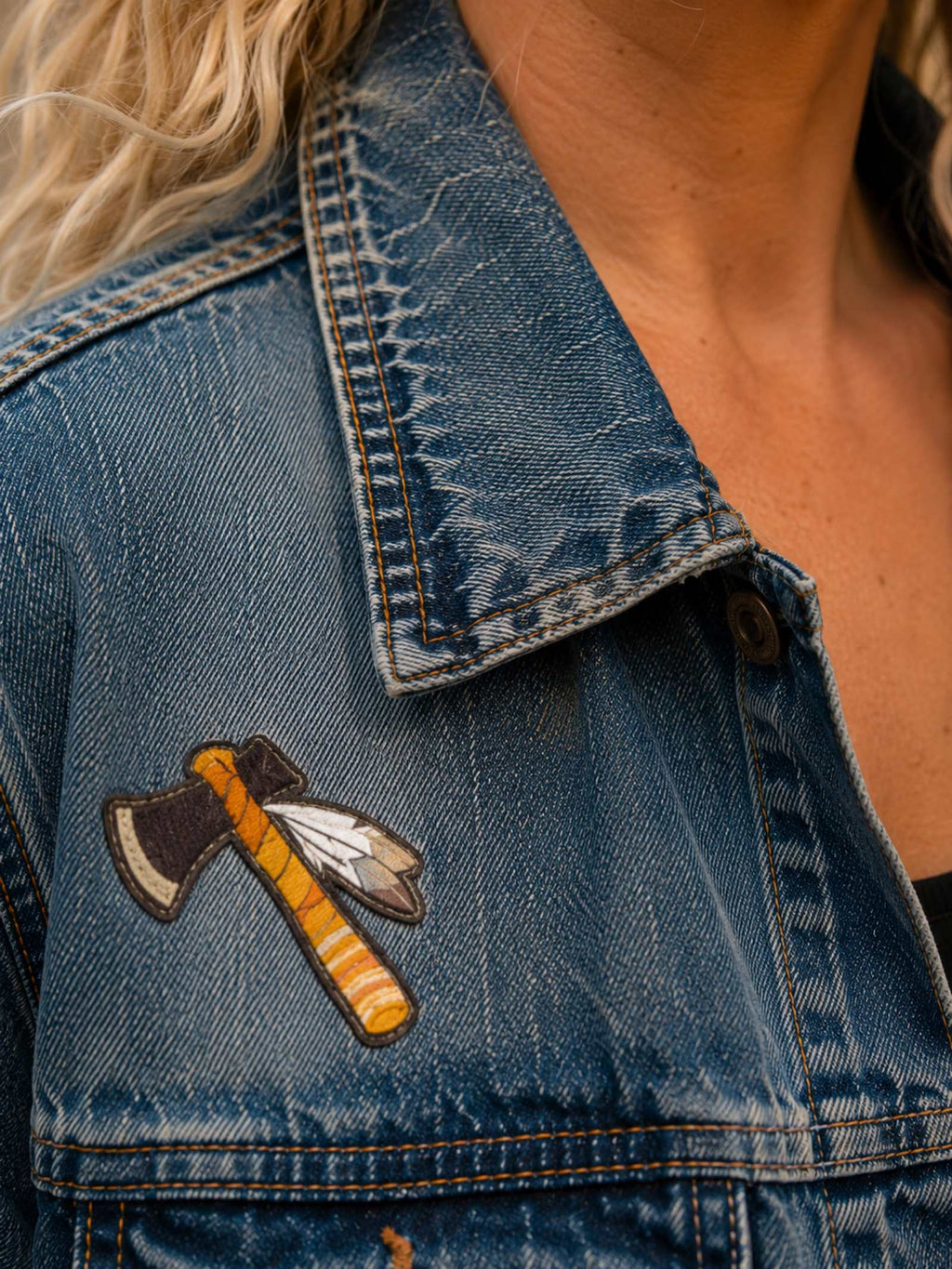 Close-up van de denim kraag met originele jeansstructuur en Indian Spirit patch op het handgemaakte denim jasje.