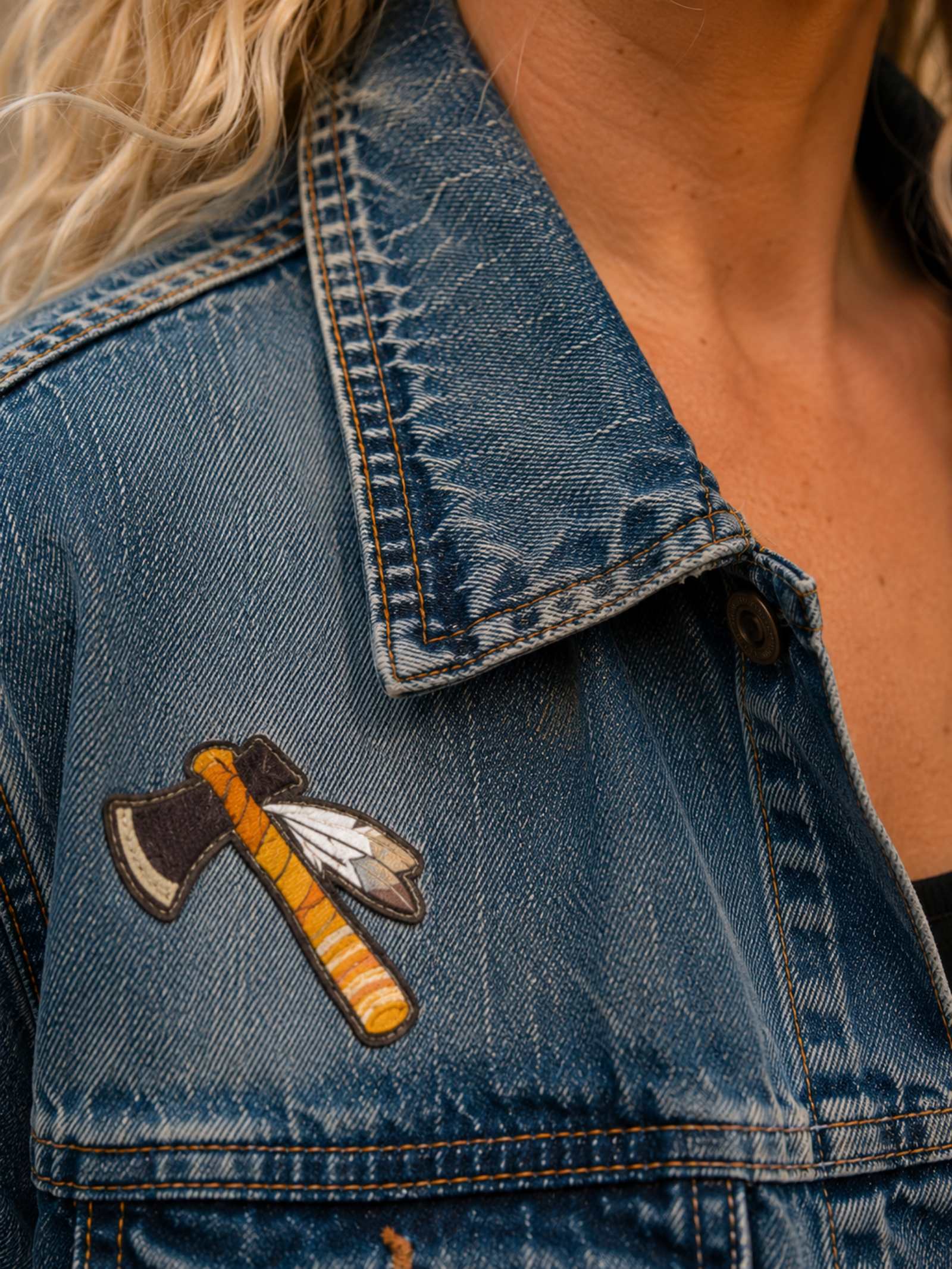 Close-up van de denim kraag met originele jeansstructuur en Indian Spirit patch op het handgemaakte denim jasje.
