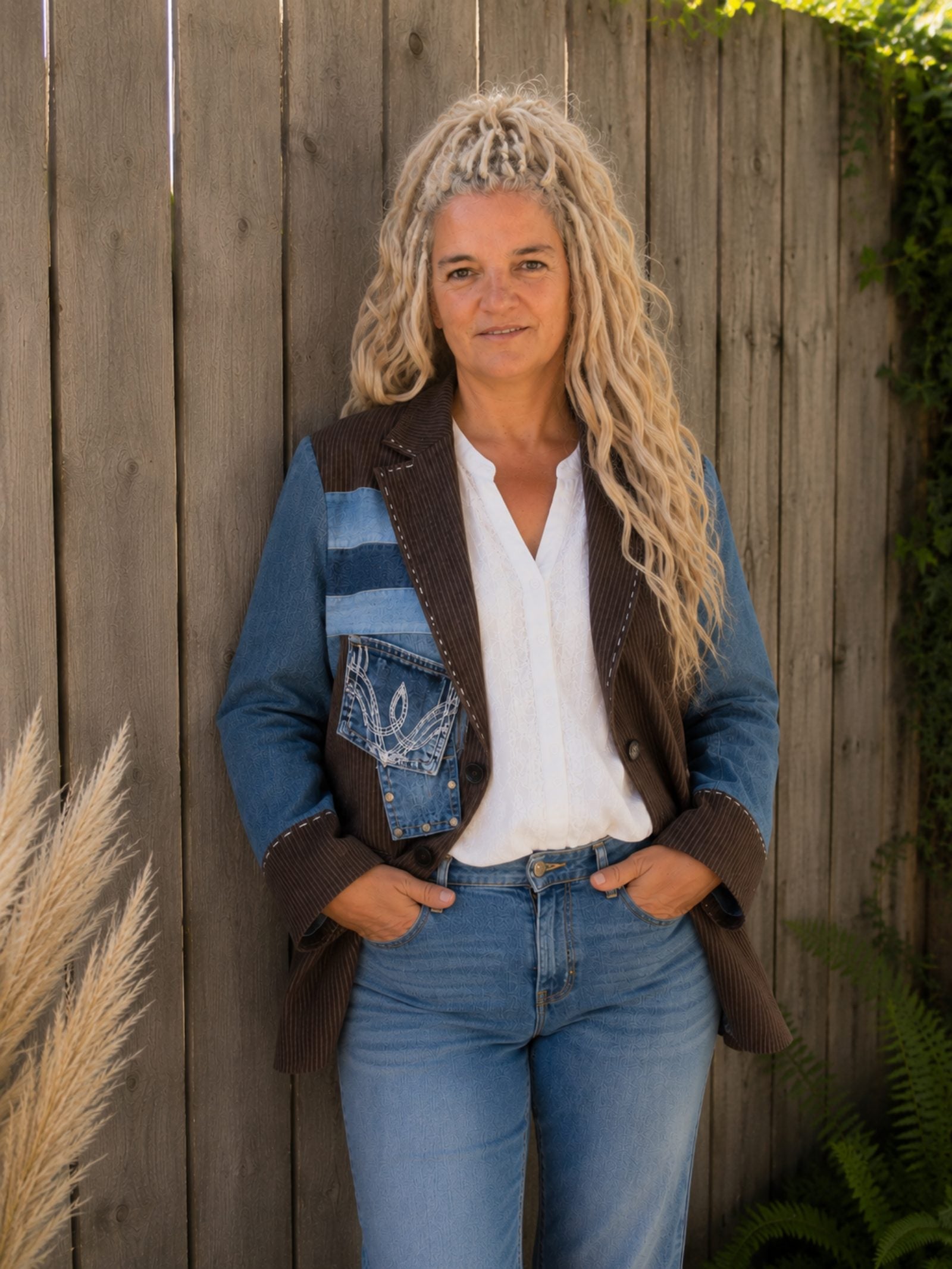 One of a Kind rib jasje met denim details gedragen recht van voren.