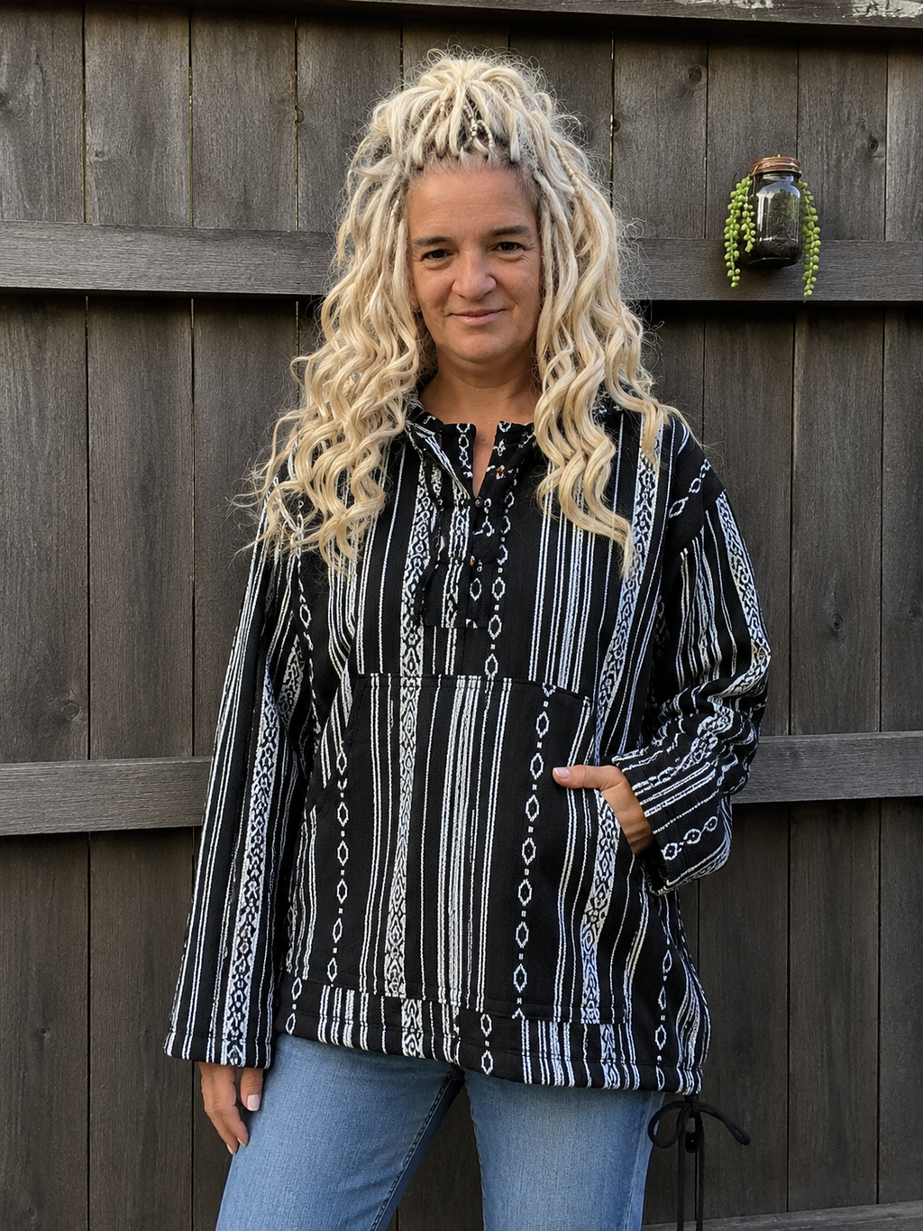 Zwart witte boho hoodie dames gedragen met capuchon en kangoeroezak