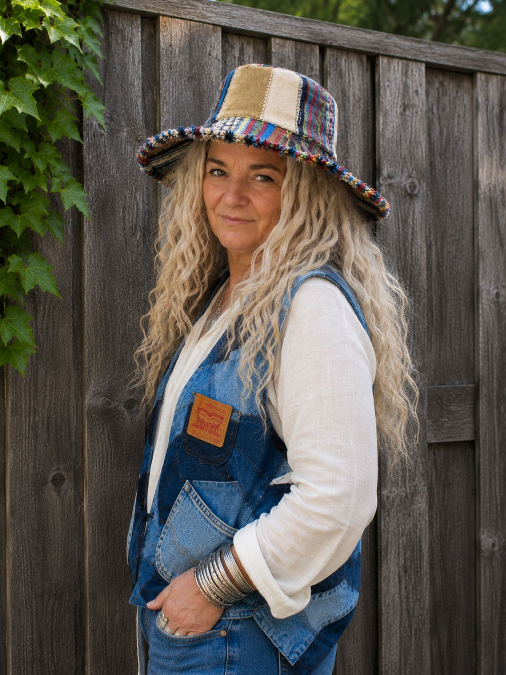 Handgemaakte patchwork hoed uit Nepal gedragen met upcycled Levi's hesje en witte boho blouse.