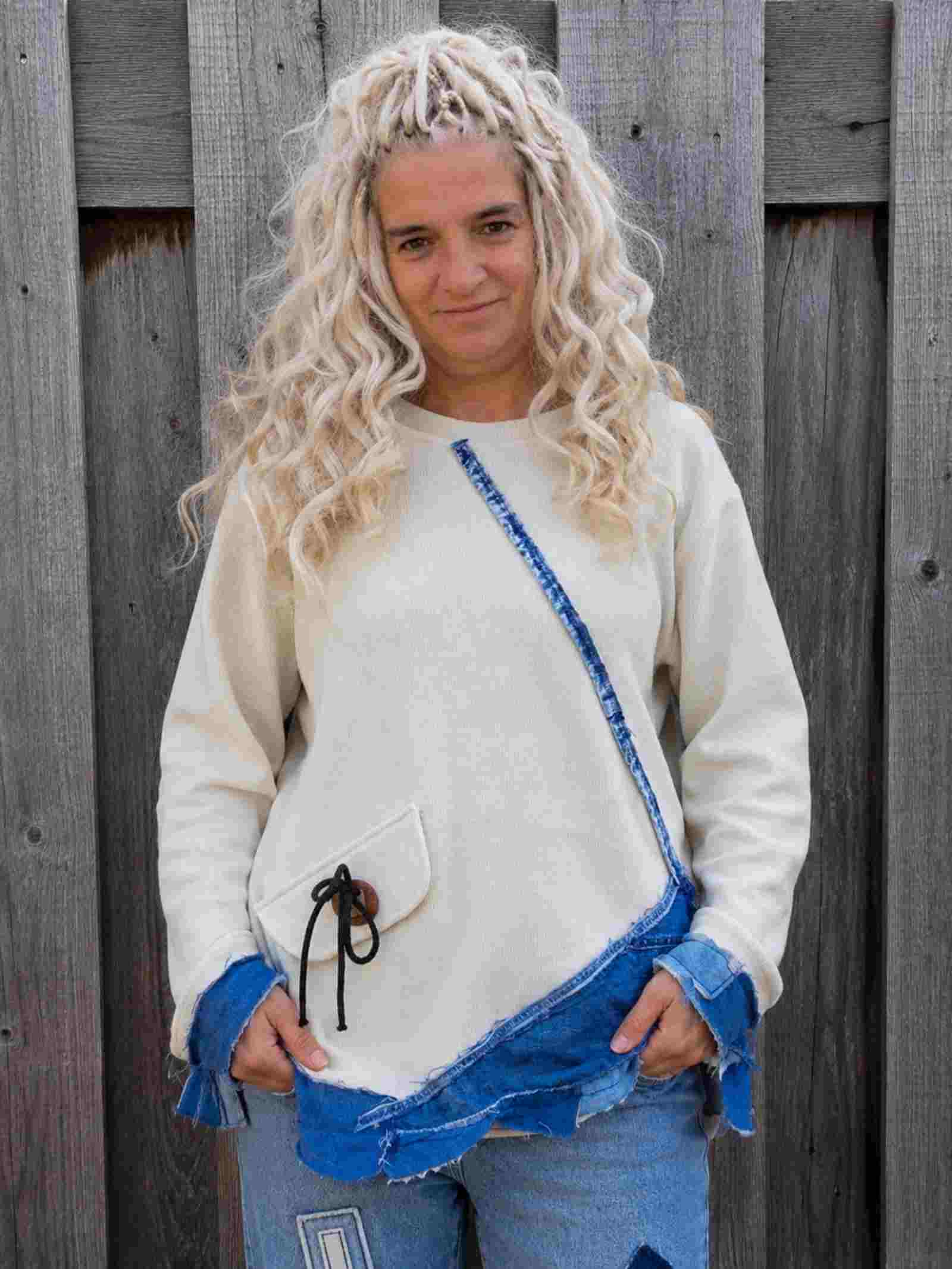 Voorkant van handgemaakte Let's Go Girl top van Old New Atelier met asymmetrische denim details en zakje, gedragen door model.