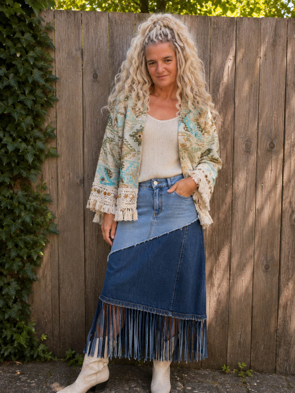One of a Kind boho jasje gecombineerd met handgemaakte denim rok in bohemian festivalstijl van Old New Atelier.