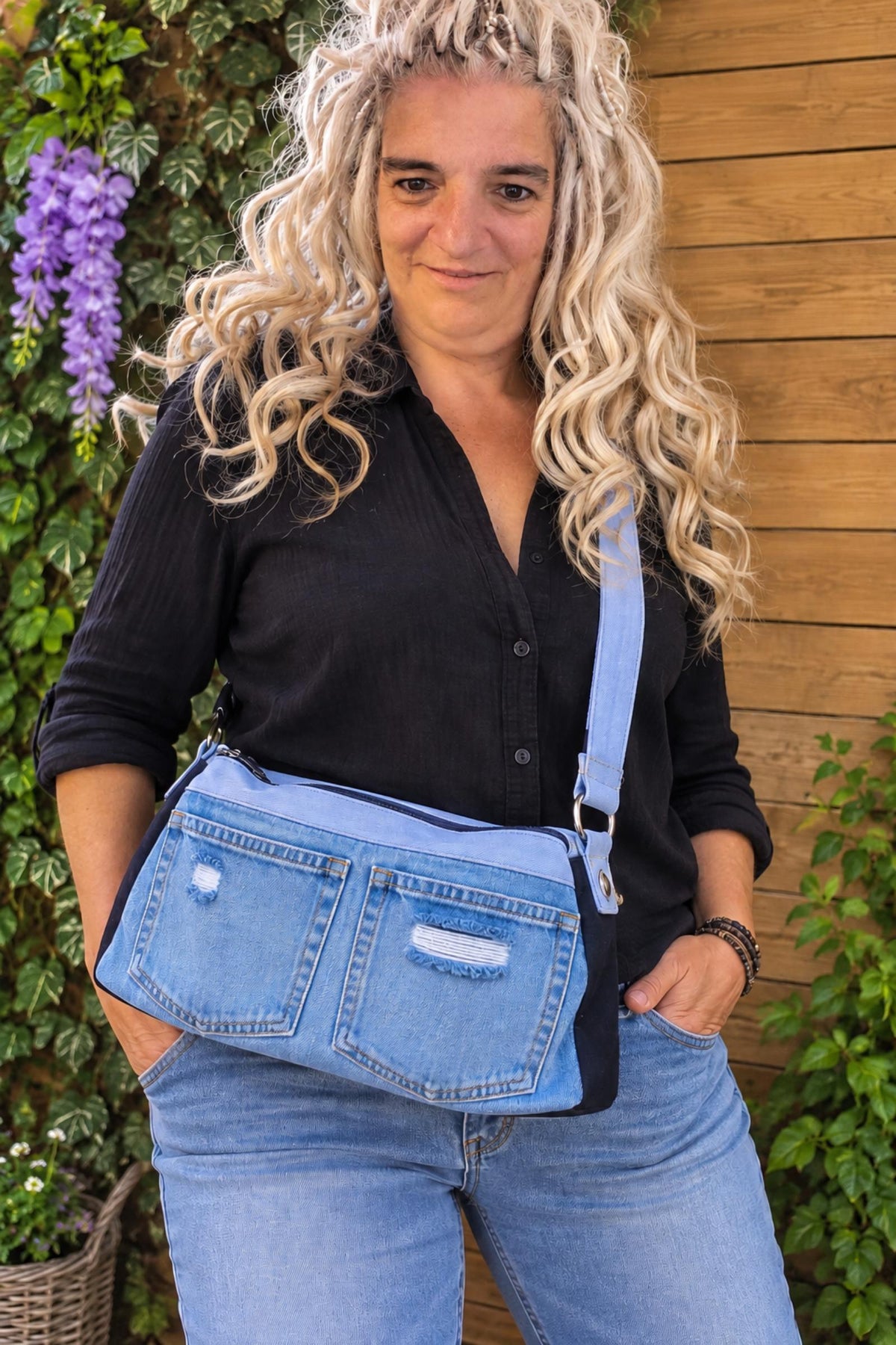Handgemaakte upcycled denim schoudertas gedragen – Old New Atelier