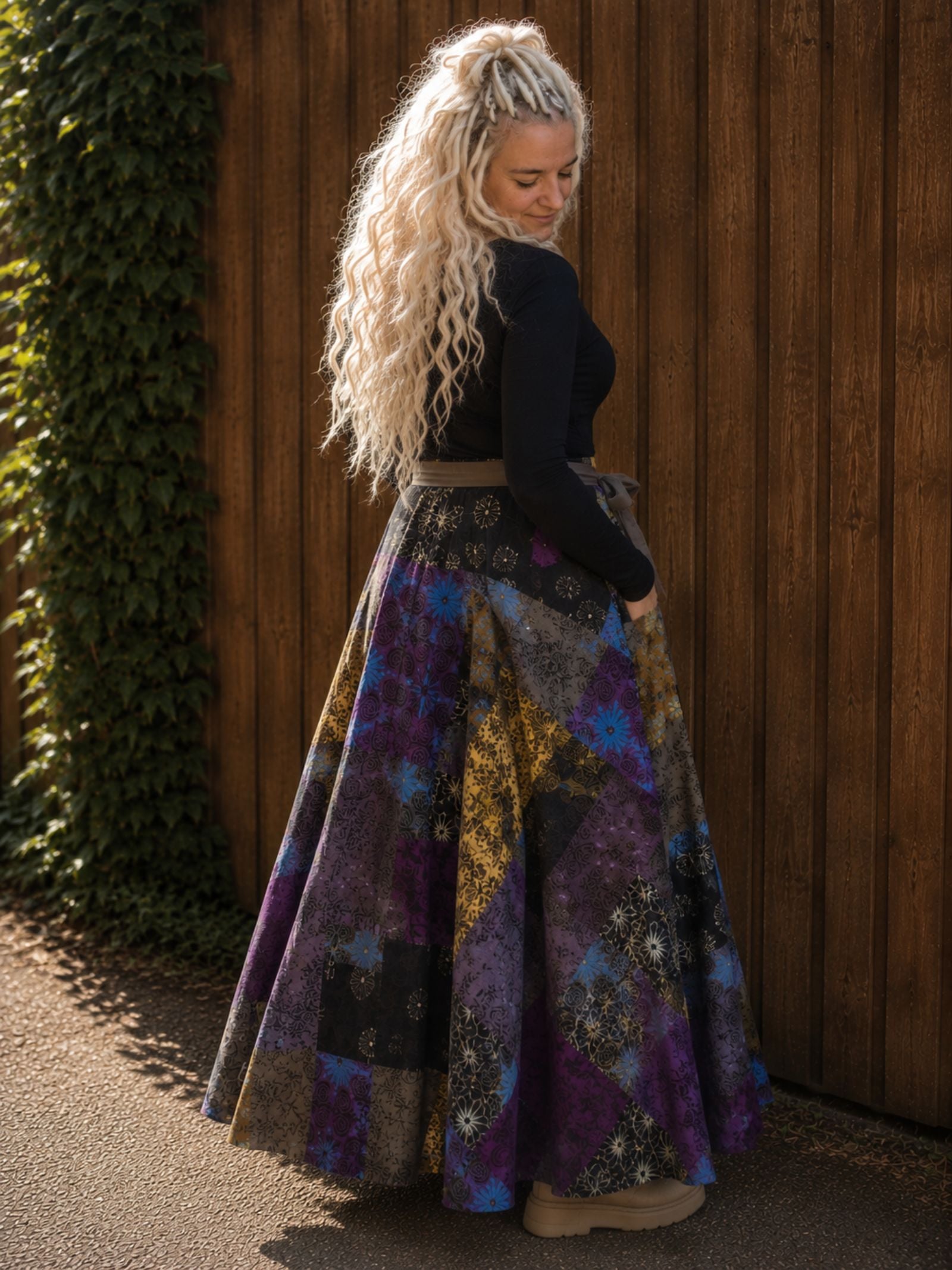 Schuin achteraanzicht van paarse boho patchwork wrap rok handgemaakt in Nepal