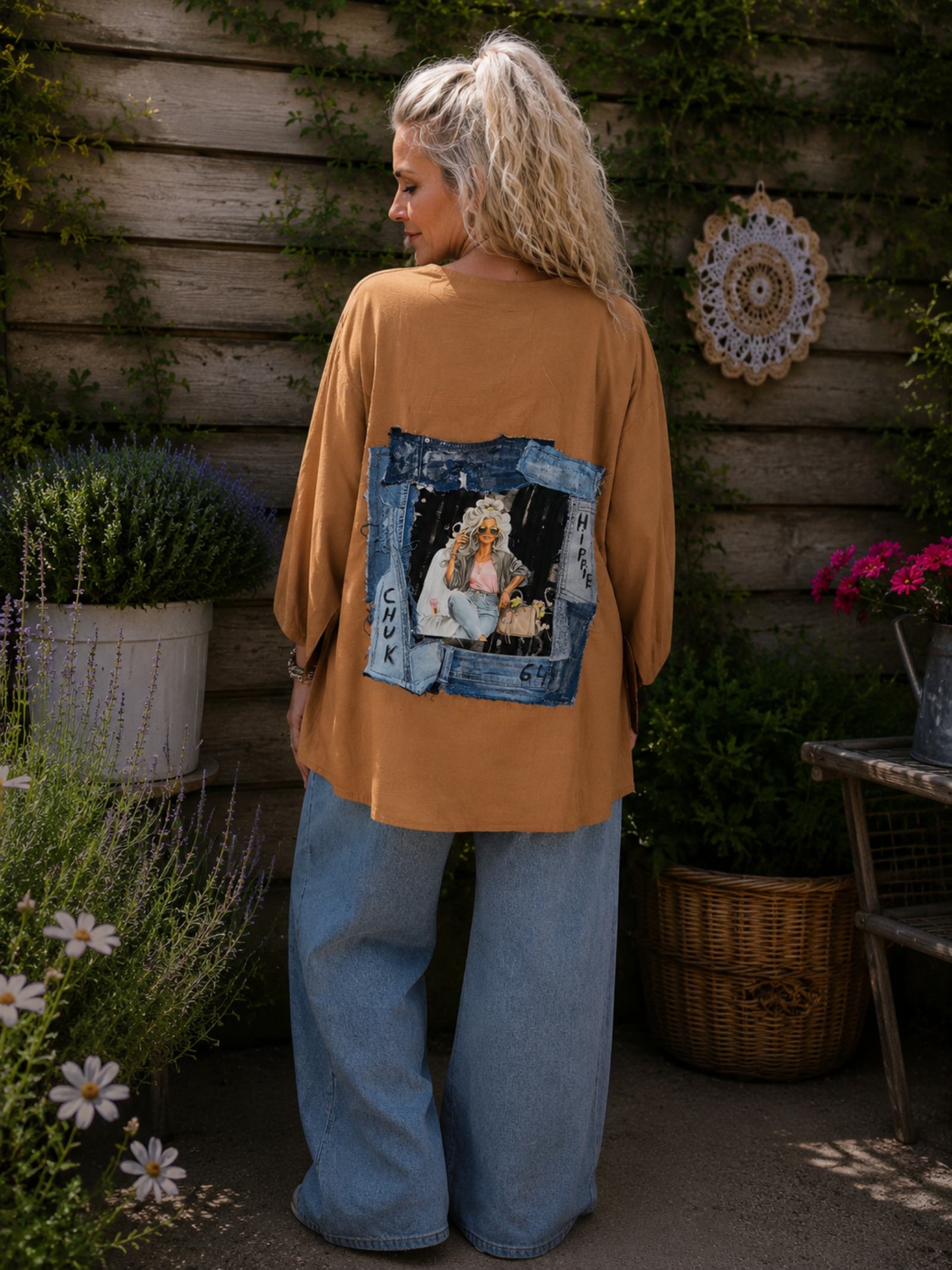 Achterkant van handgemaakte oversized camel blouse met uniek upcycled denim kunstwerk | One Size XL | Old New Atelier