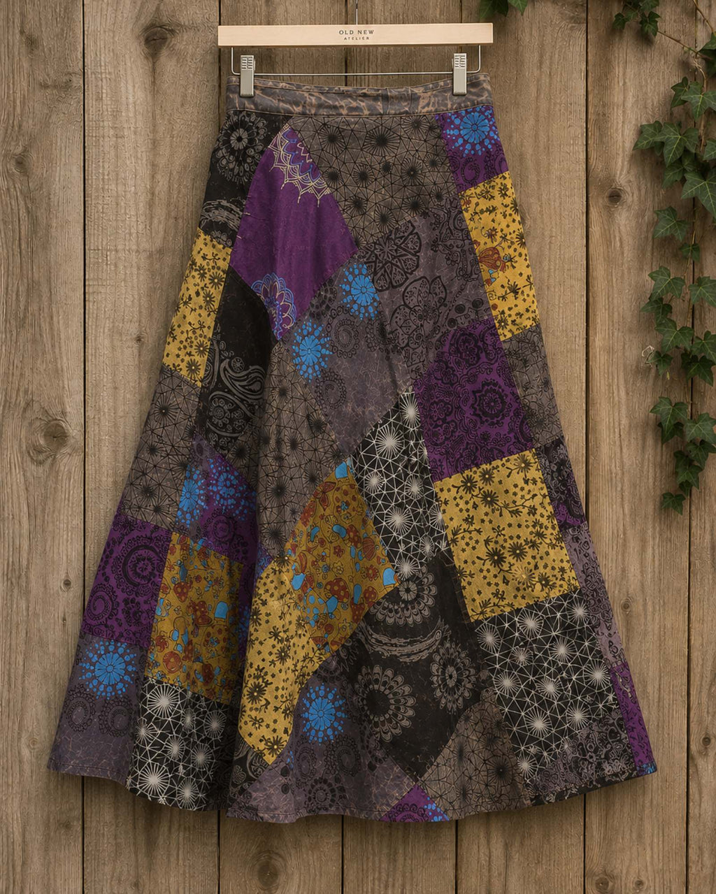 Boho patchwork wrap rok paars achterkant op hanger handgemaakt in Nepal