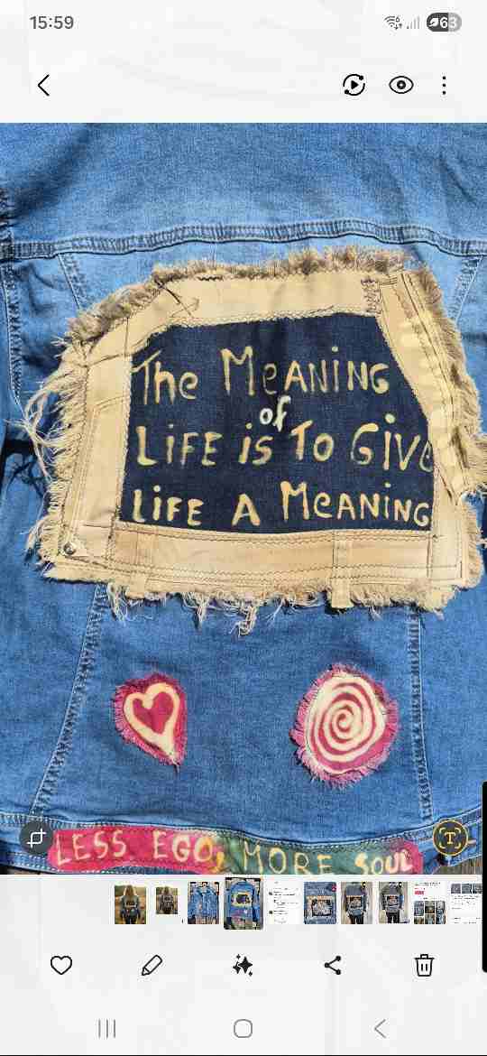 Handgemaakte Denim Jas met Quote – Boho Upcycled Statement Piece