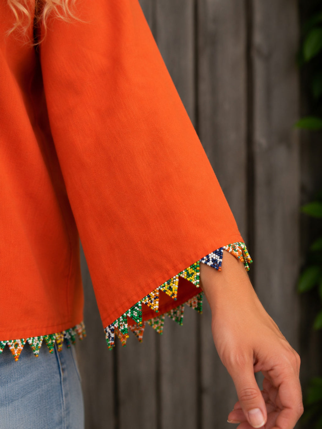 Detail van de wijde mouw met handgemaakt kralenrandje van de boho blouse – Old New Atelier