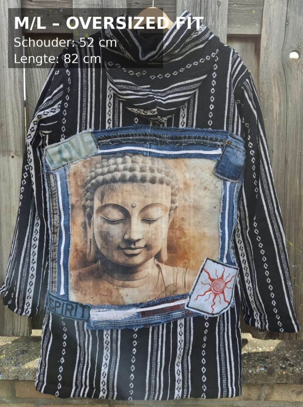 Handgemaakt zwart boho capuchonvest met Buddha artwork, oversized fit M/L en maatoverlay met afmetingen – Old New Atelier.